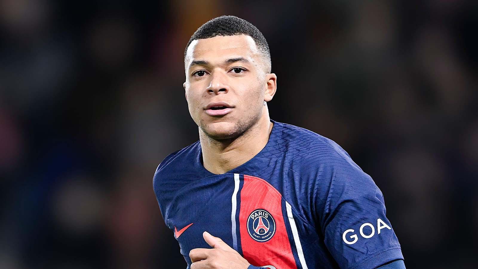 Alt text: Tiền đạo Kylian Mbappé của PSG ăn mừng bàn thắng