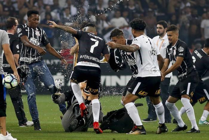 Corinthians mascot Mosqueteiro in brawl