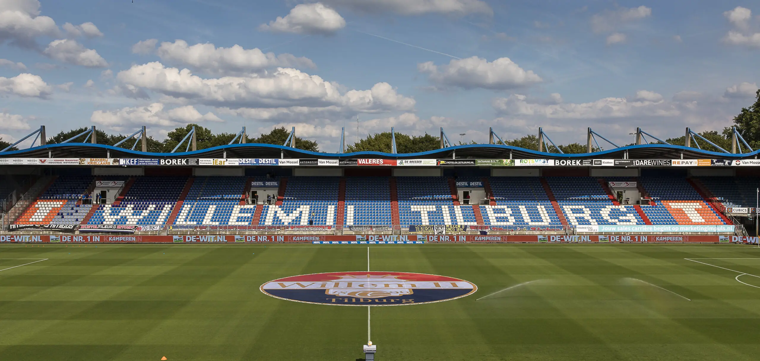 Sân vận động Koning Willem II Stadion: Điểm đến bóng đá tuyệt vời tại Tilburg, Hà Lan