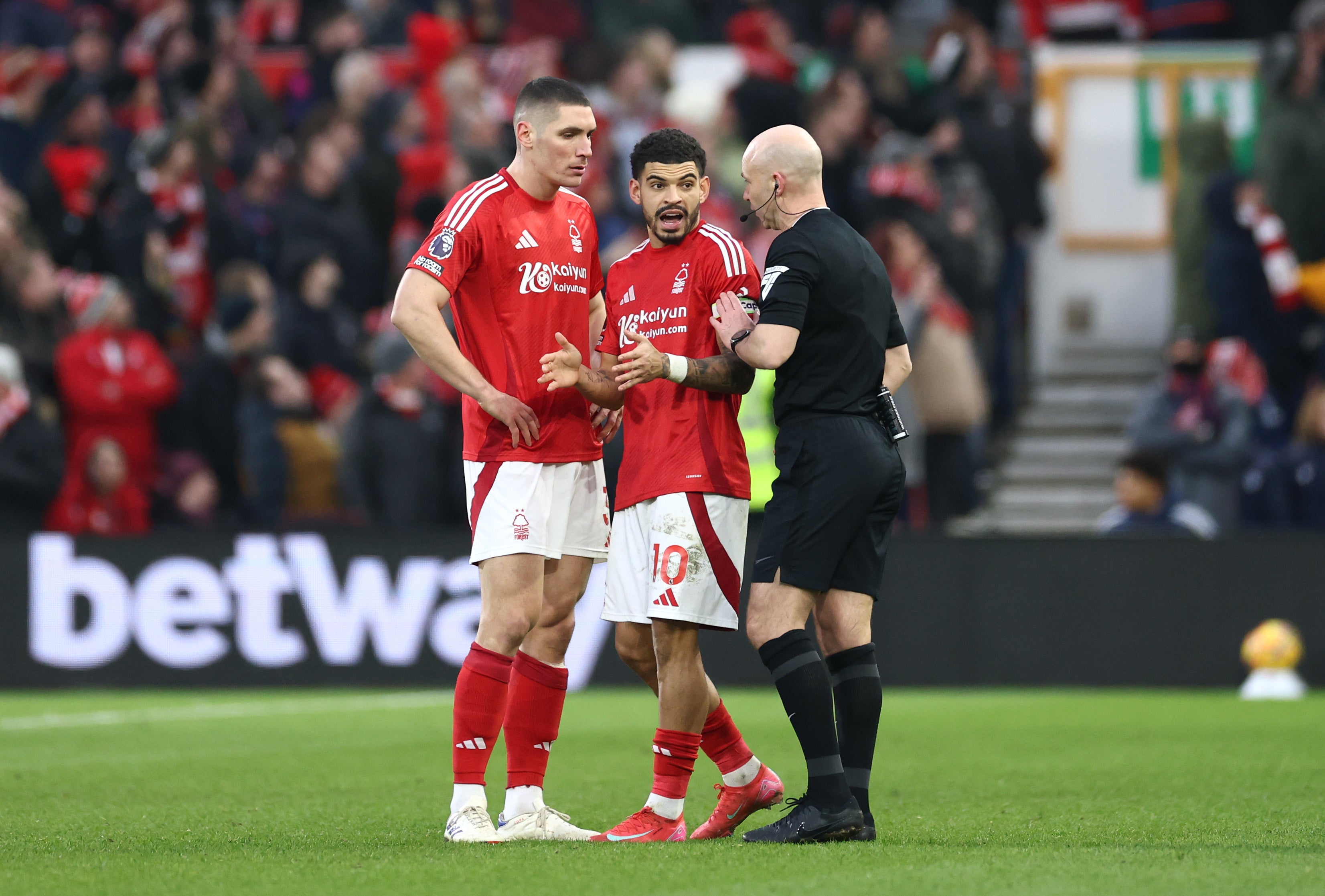 Morgan Gibbs-White and Nikola Milenkovic of Nottingham Forest react towards referee Anthony Taylor (Getty Images)