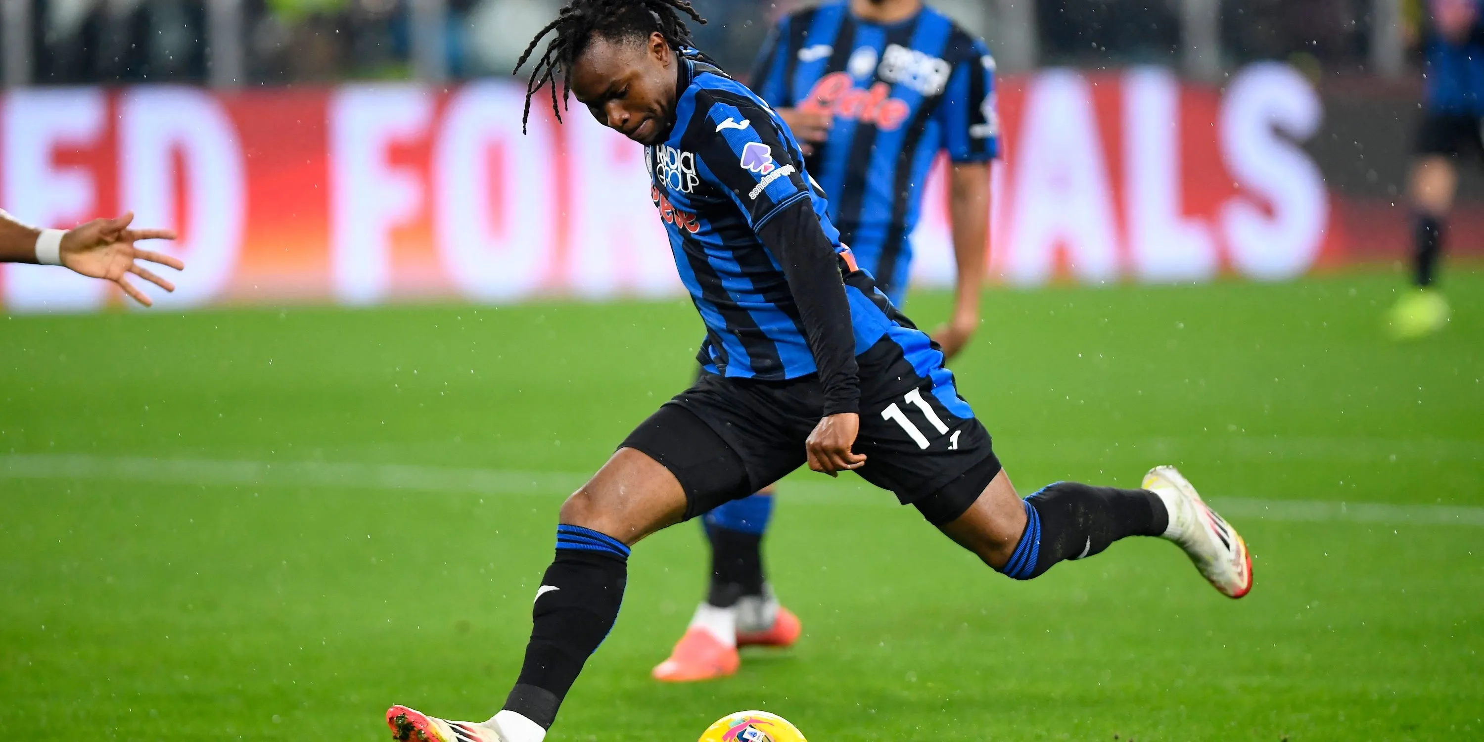 Ademola Lookman của Atalanta đi bóng trong trận đấu