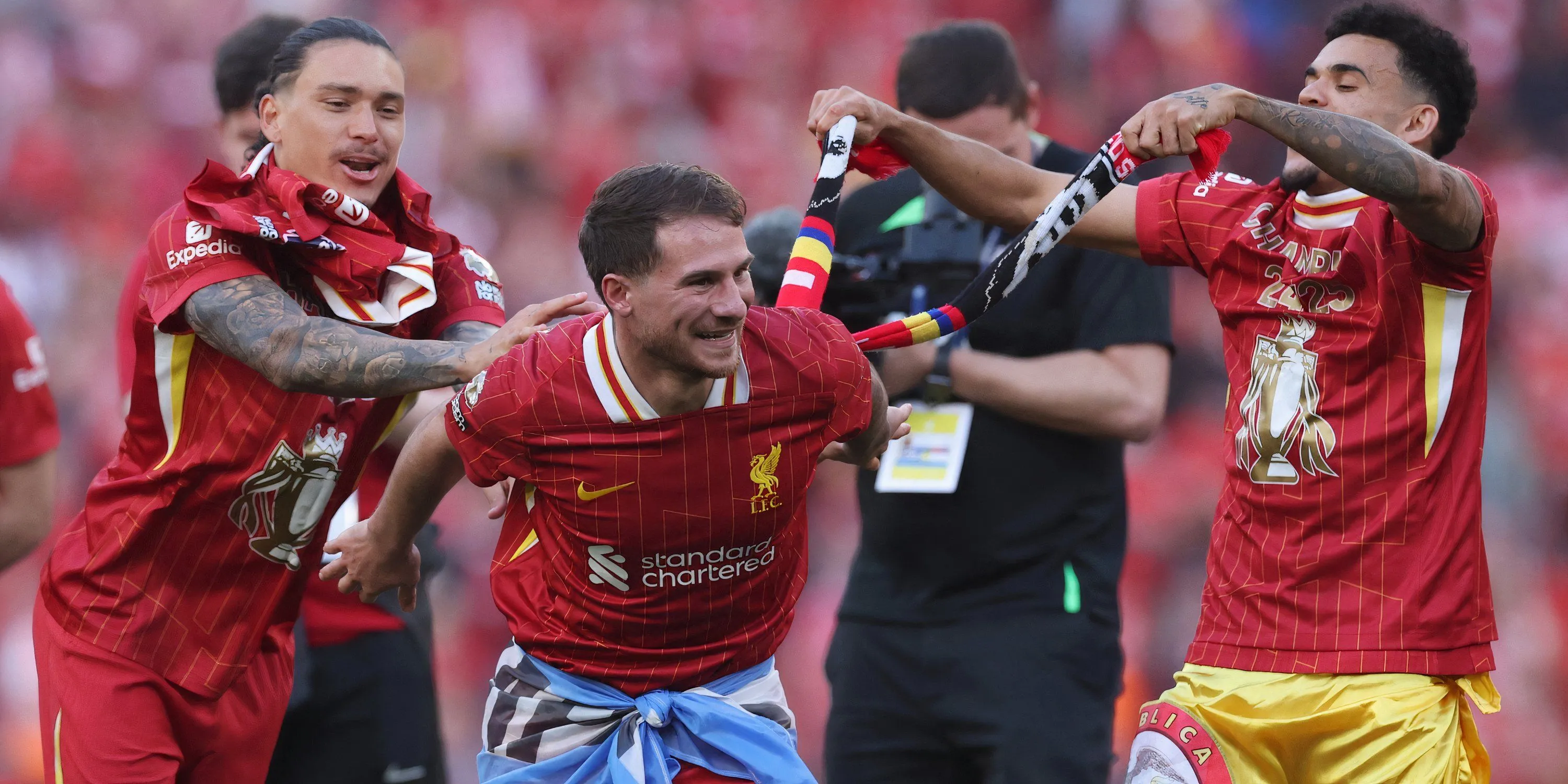 Alexis Mac Allister ăn mừng chức vô địch Ngoại hạng Anh cùng Liverpool