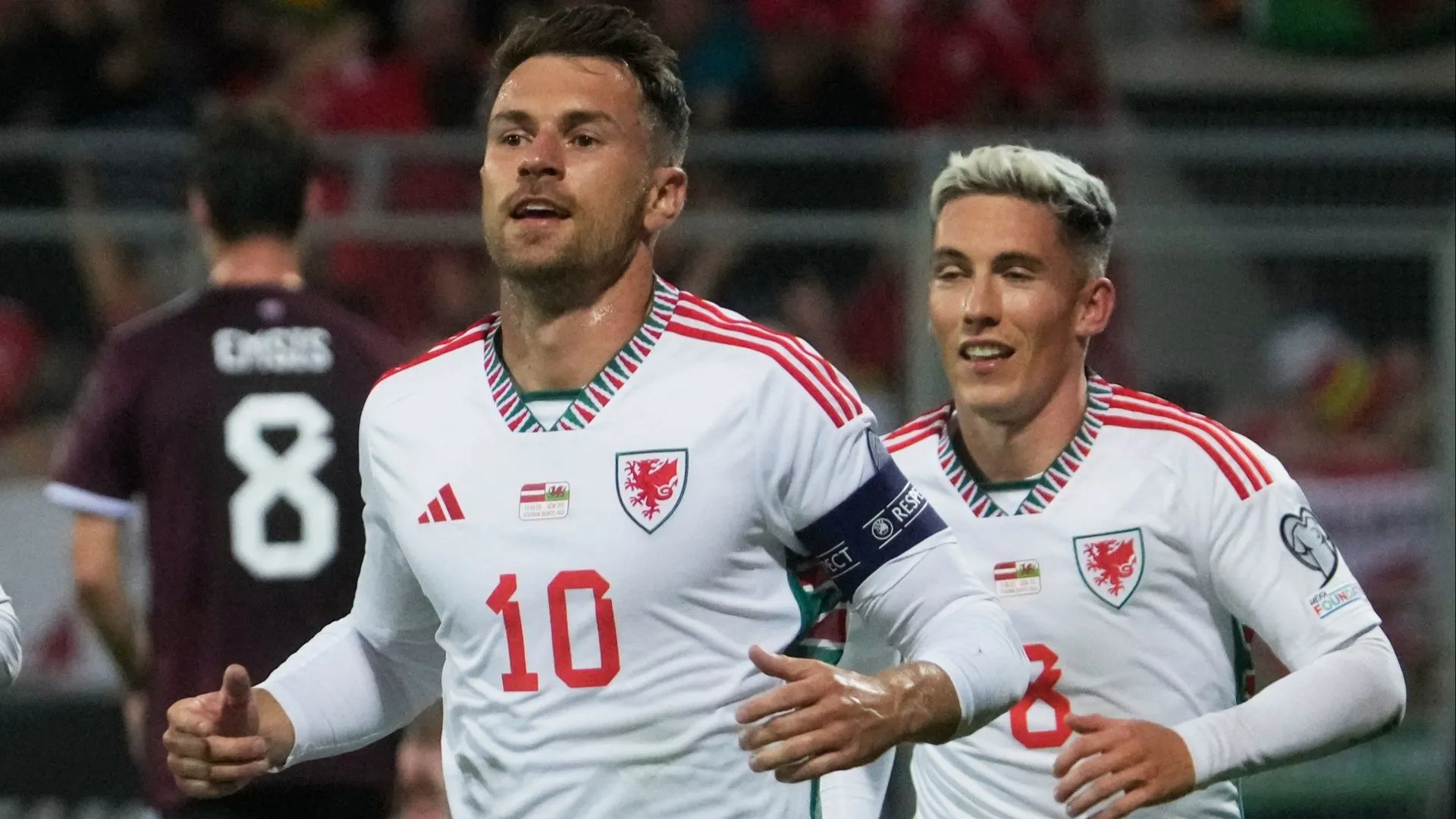 Ảnh ghép Aaron Ramsey trong màu áo Cardiff City và đội tuyển Xứ Wales