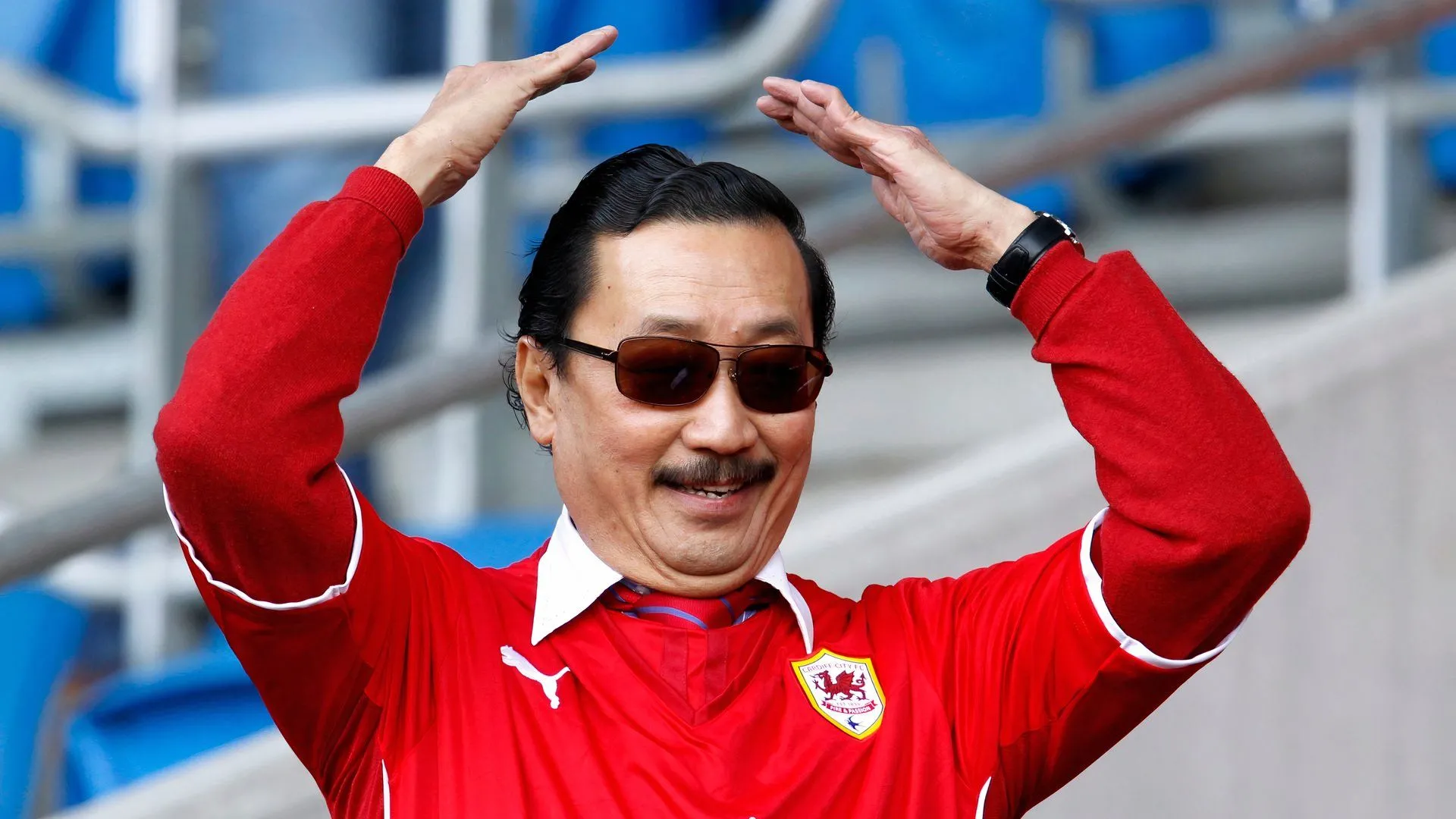 Chủ tịch Cardiff City Vincent Tan theo dõi trận đấu từ khán đài