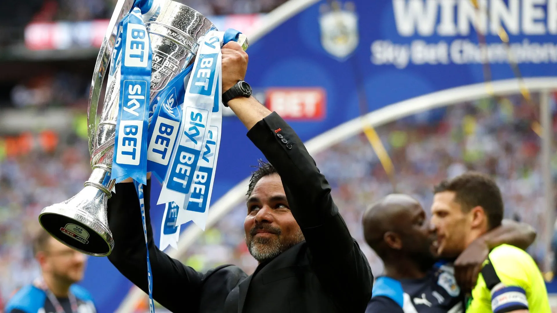 David Wagner ăn mừng cùng Huddersfield Town sau chiến tích thăng hạng Premier League năm 2017