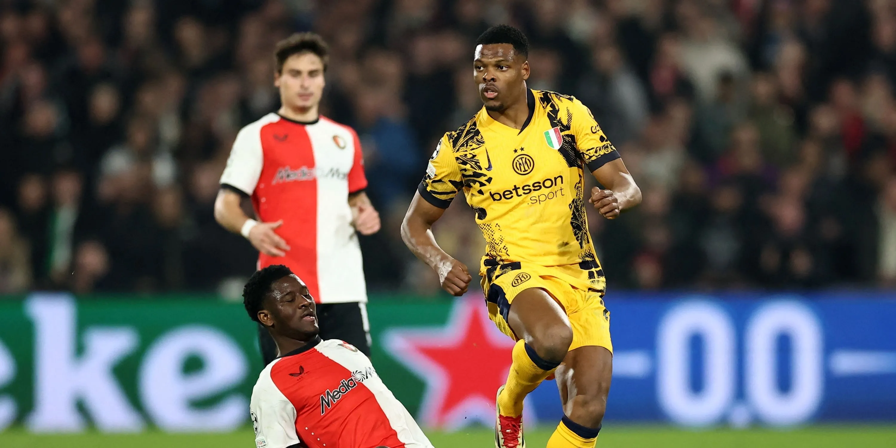 Denzel Dumfries (Inter Milan) trong pha tranh chấp bóng với Ibrahim Osman (Feyenoord)
