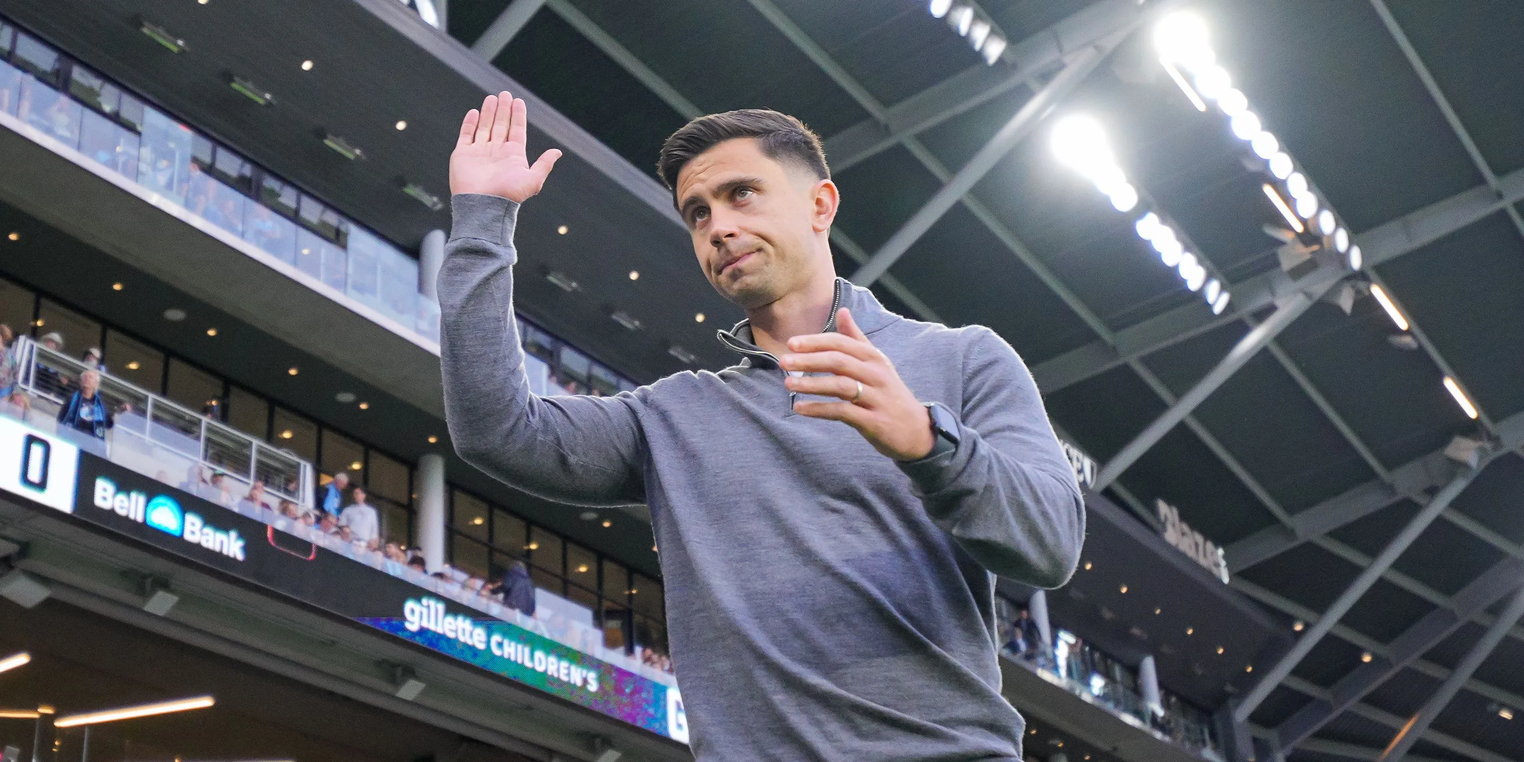 Eric Ramsay trên đường biên chỉ đạo Minnesota United