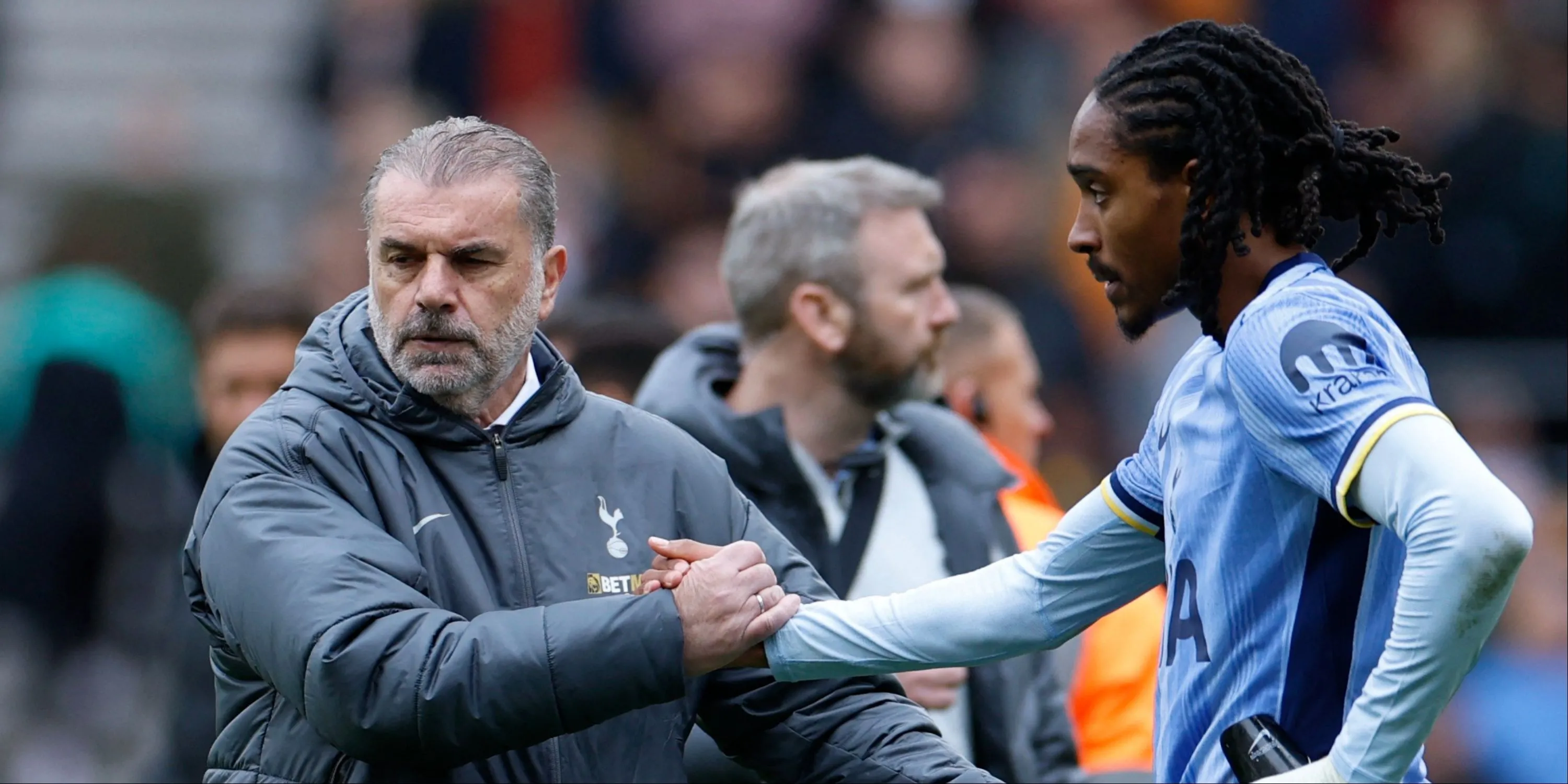 HLV Ange Postecoglou và hậu vệ Djed Spence của Tottenham Hotspur