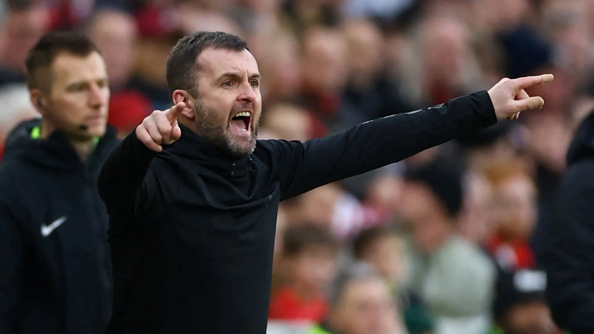 HLV Nathan Jones chỉ đạo các cầu thủ Charlton Athletic trên sân tập