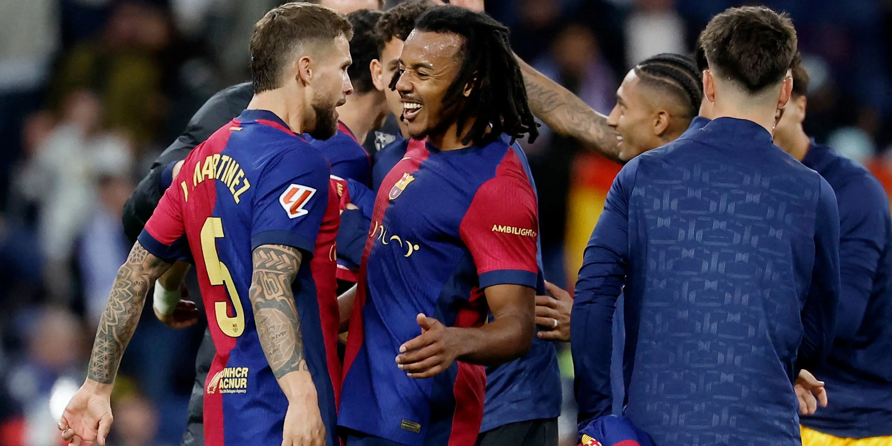 Jules Koundé (phải) ăn mừng cùng đồng đội Inigo Martinez tại Barcelona