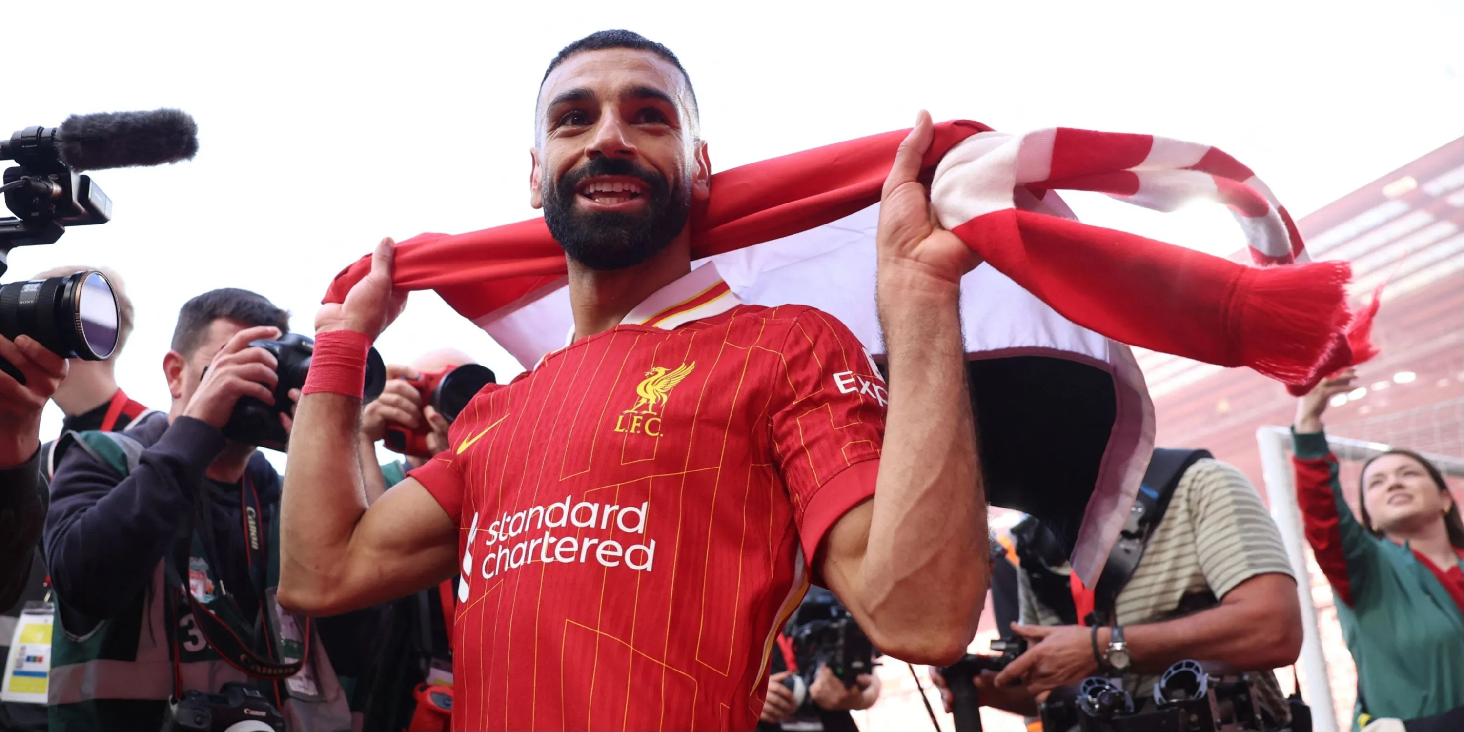 Mohamed Salah ăn mừng cuồng nhiệt cùng Liverpool sau khi giành chức vô địch Ngoại hạng Anh