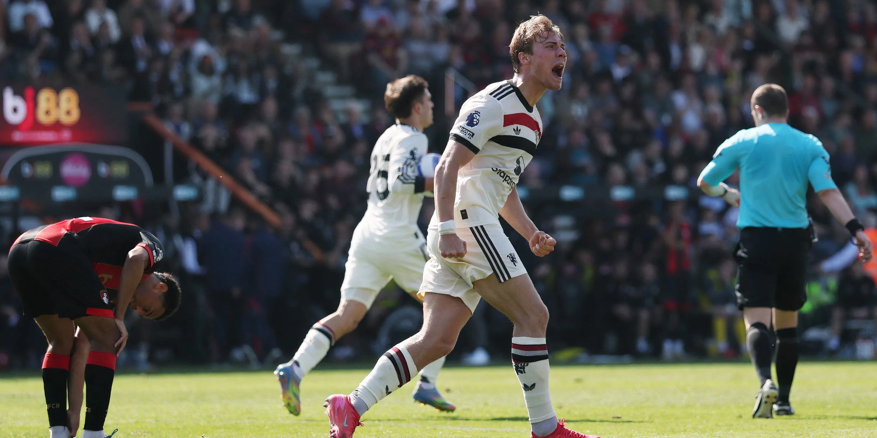 Rasmus Hojlund ăn mừng bàn thắng gỡ hòa cho Man Utd trước Bournemouth