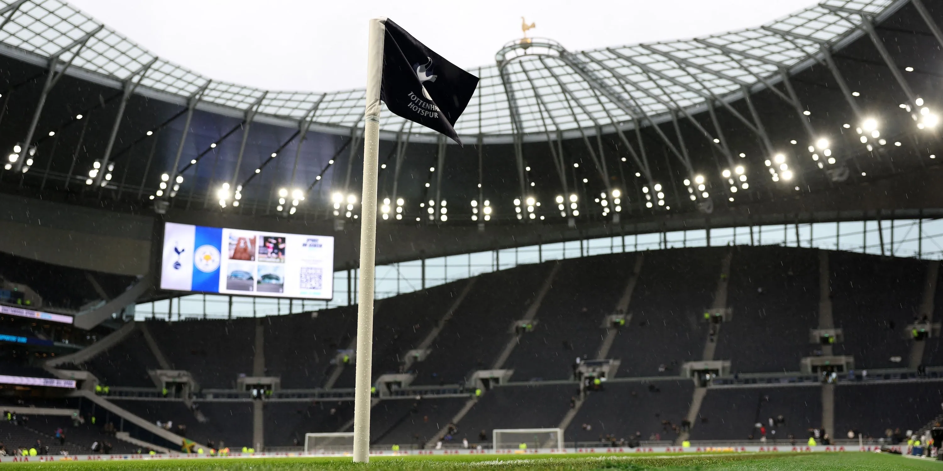 Sân vận động Tottenham Hotspur lung linh về đêm