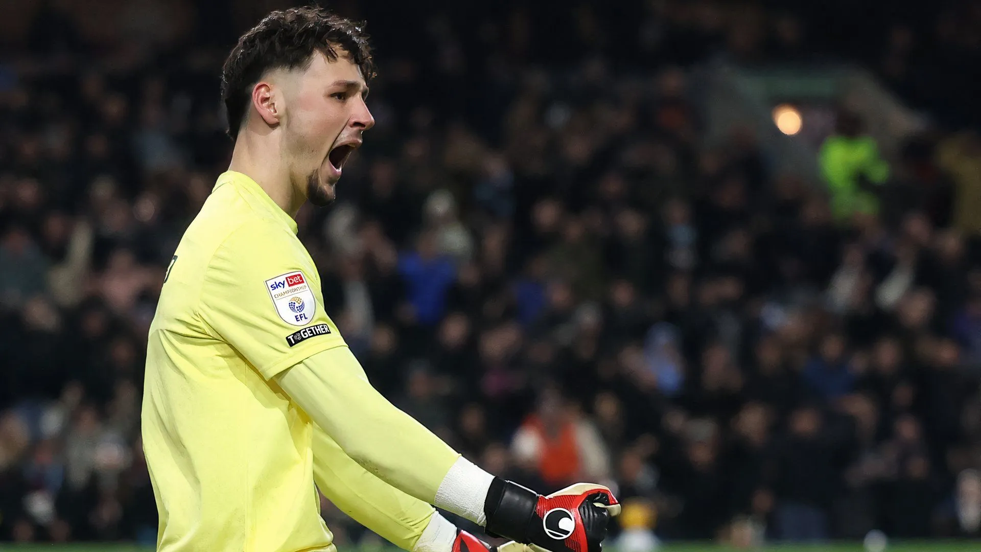 Thủ môn James Trafford ăn mừng pha cản phá penalty cho Burnley, thể hiện phong độ xuất sắc mùa giải Championship