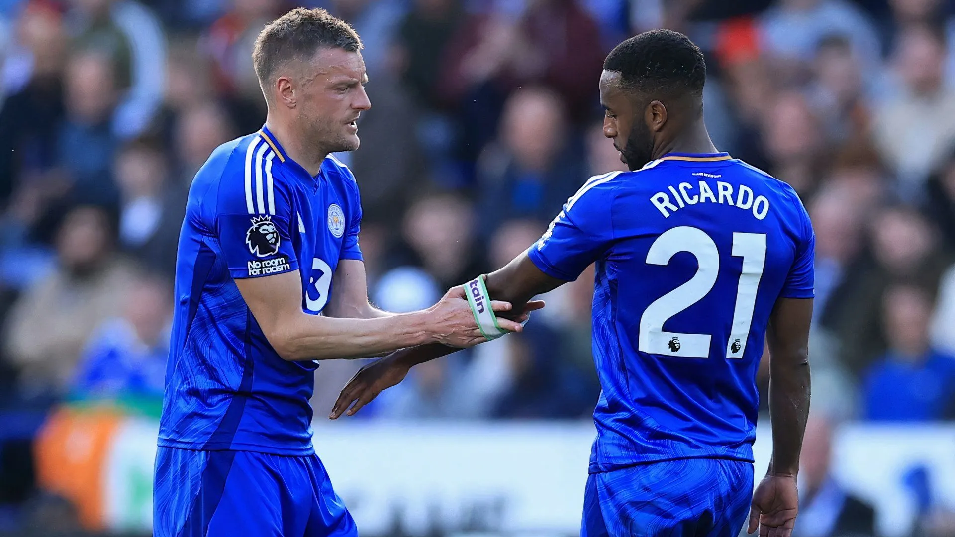 Tiền đạo Jamie Vardy trao băng đội trưởng Leicester City cho Ricardo Pereira