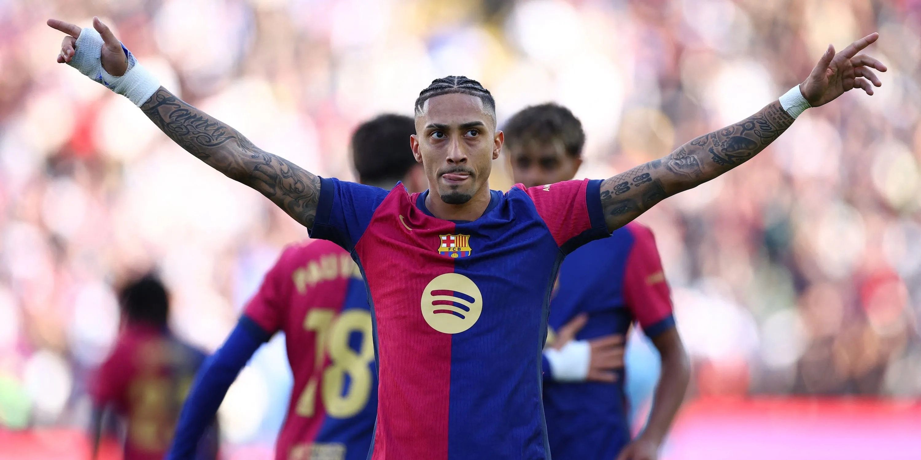 Tiền đạo Raphinha của Barcelona thể hiện niềm vui sau khi ghi bàn