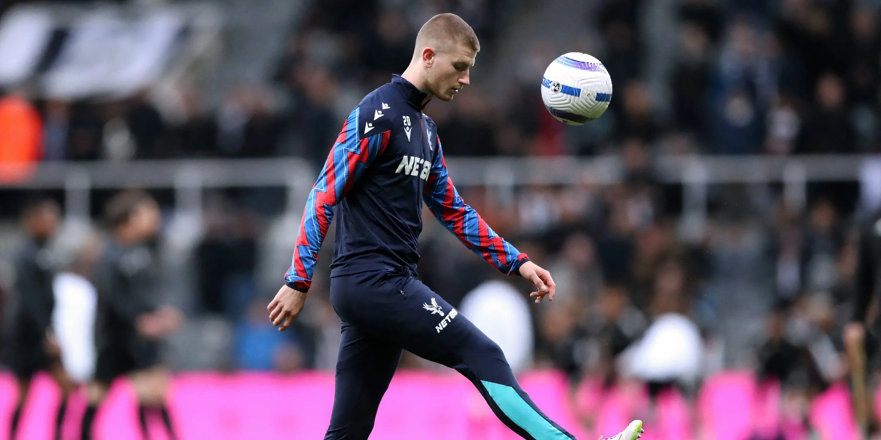 Tiền vệ Adam Wharton của Crystal Palace thể hiện kỹ năng