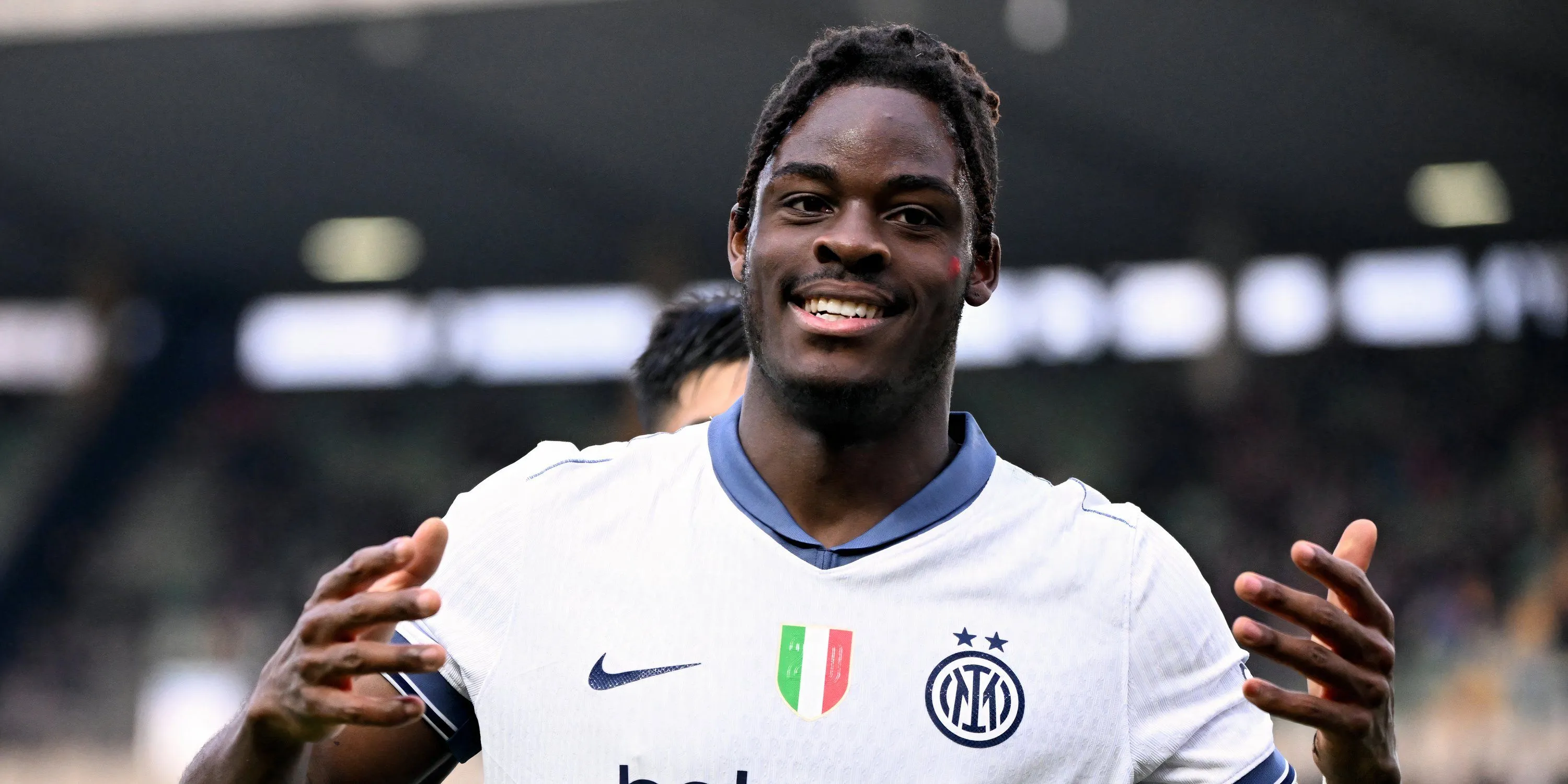 Trung vệ Yann Bisseck của Inter Milan thể hiện sức mạnh