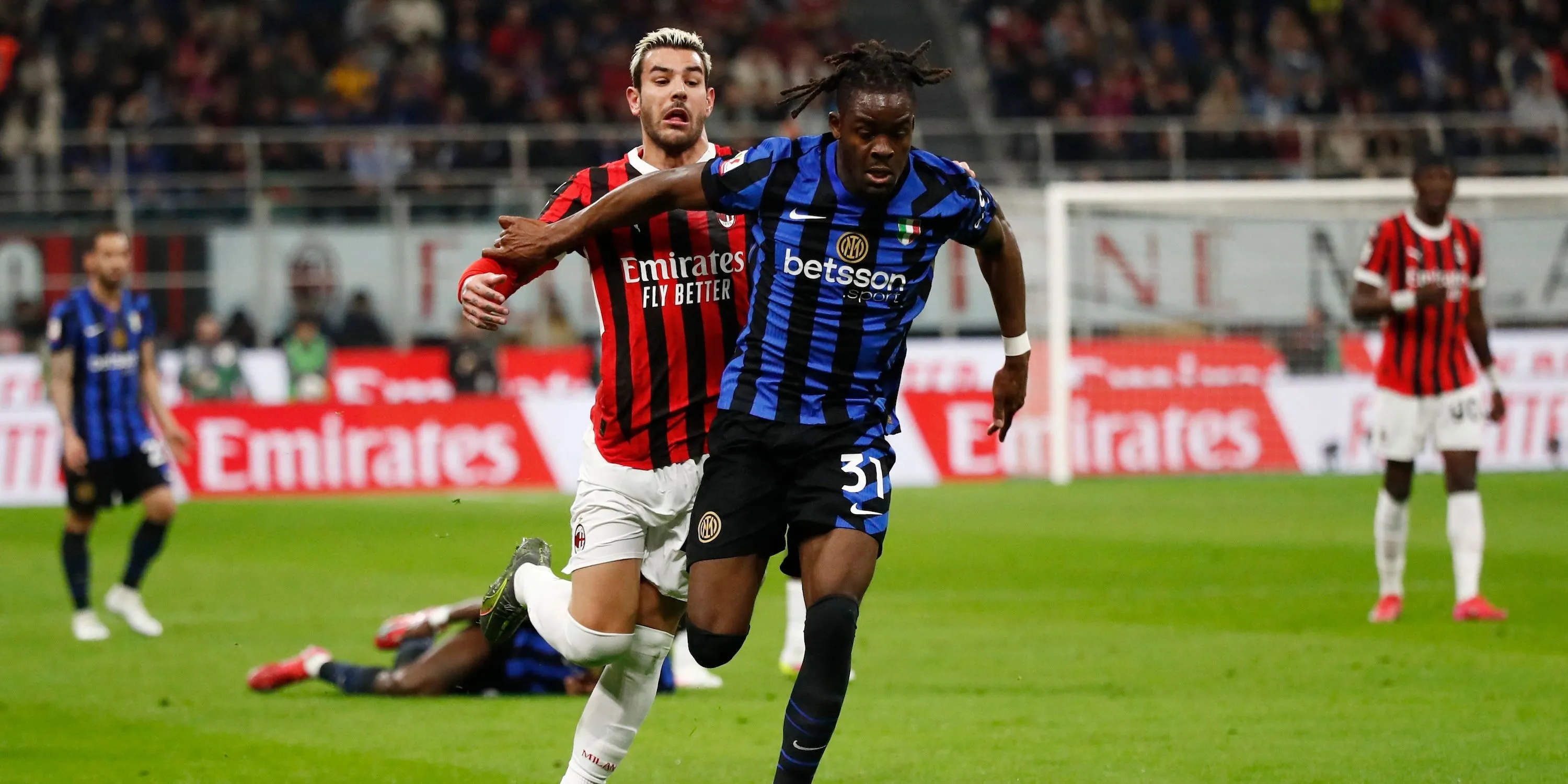 Yann Bisseck của Inter Milan tranh chấp với Theo Hernandez của AC Milan trong trận derby
