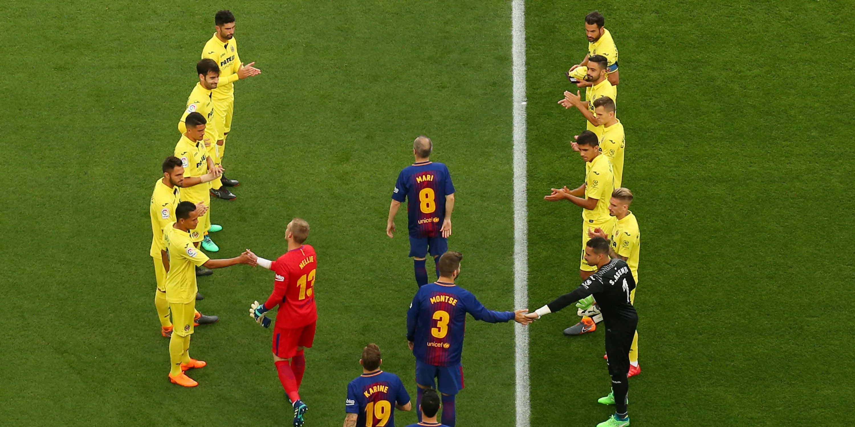 Cầu thủ Barcelona bước qua hàng rào danh dự (Guard of Honour)