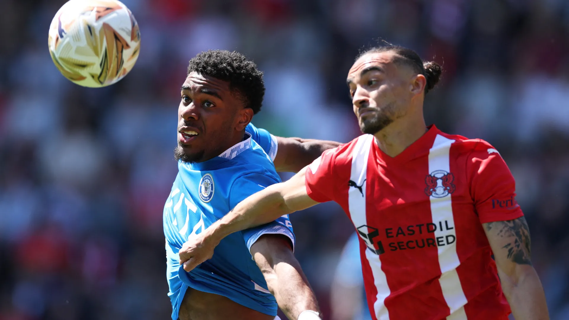 Cầu thủ chạy cánh Randell Williams thi đấu cho Leyton Orient