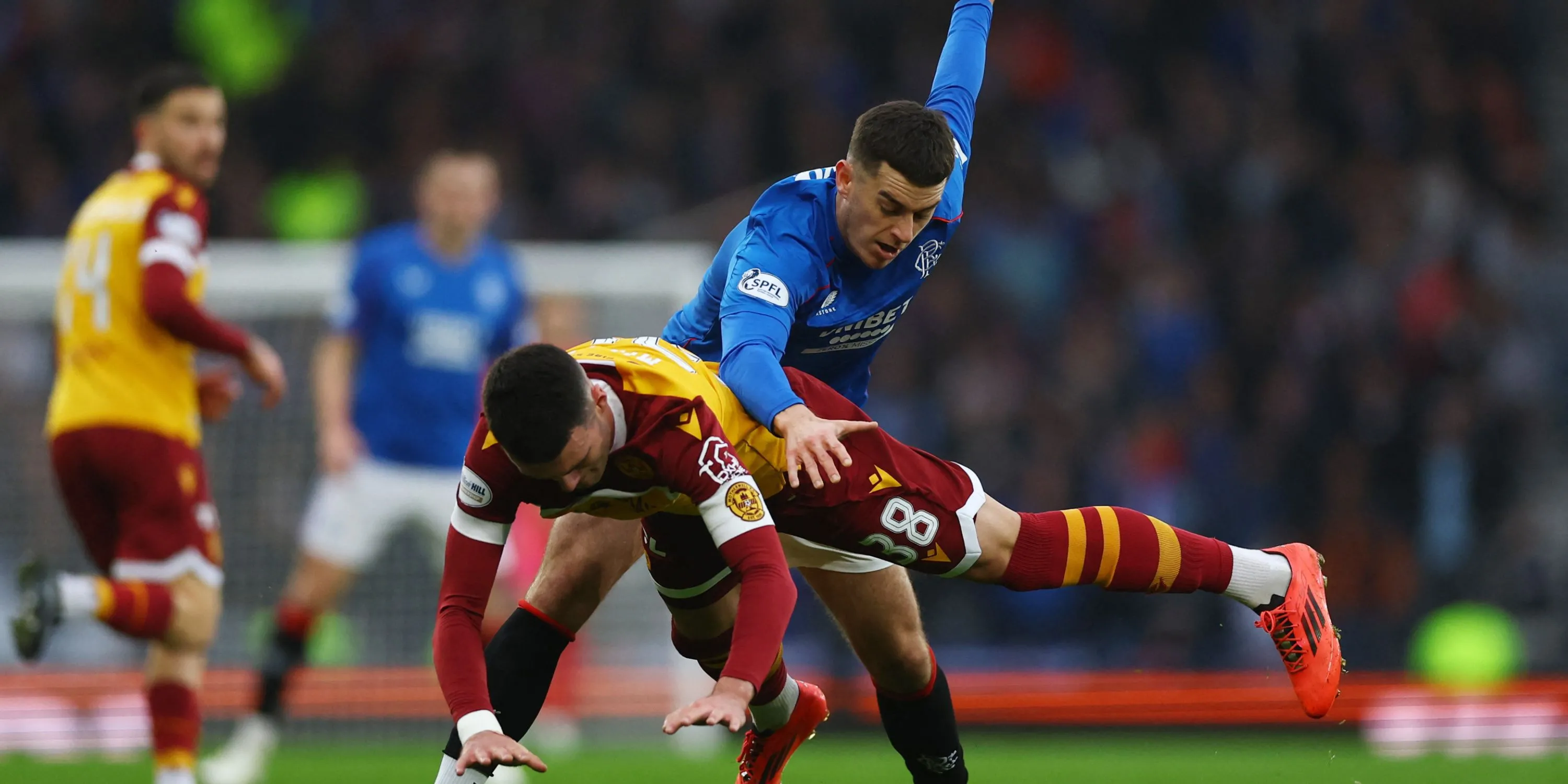 Cầu thủ trẻ Motherwell Lennon Miller trong trận đấu với Rangers
