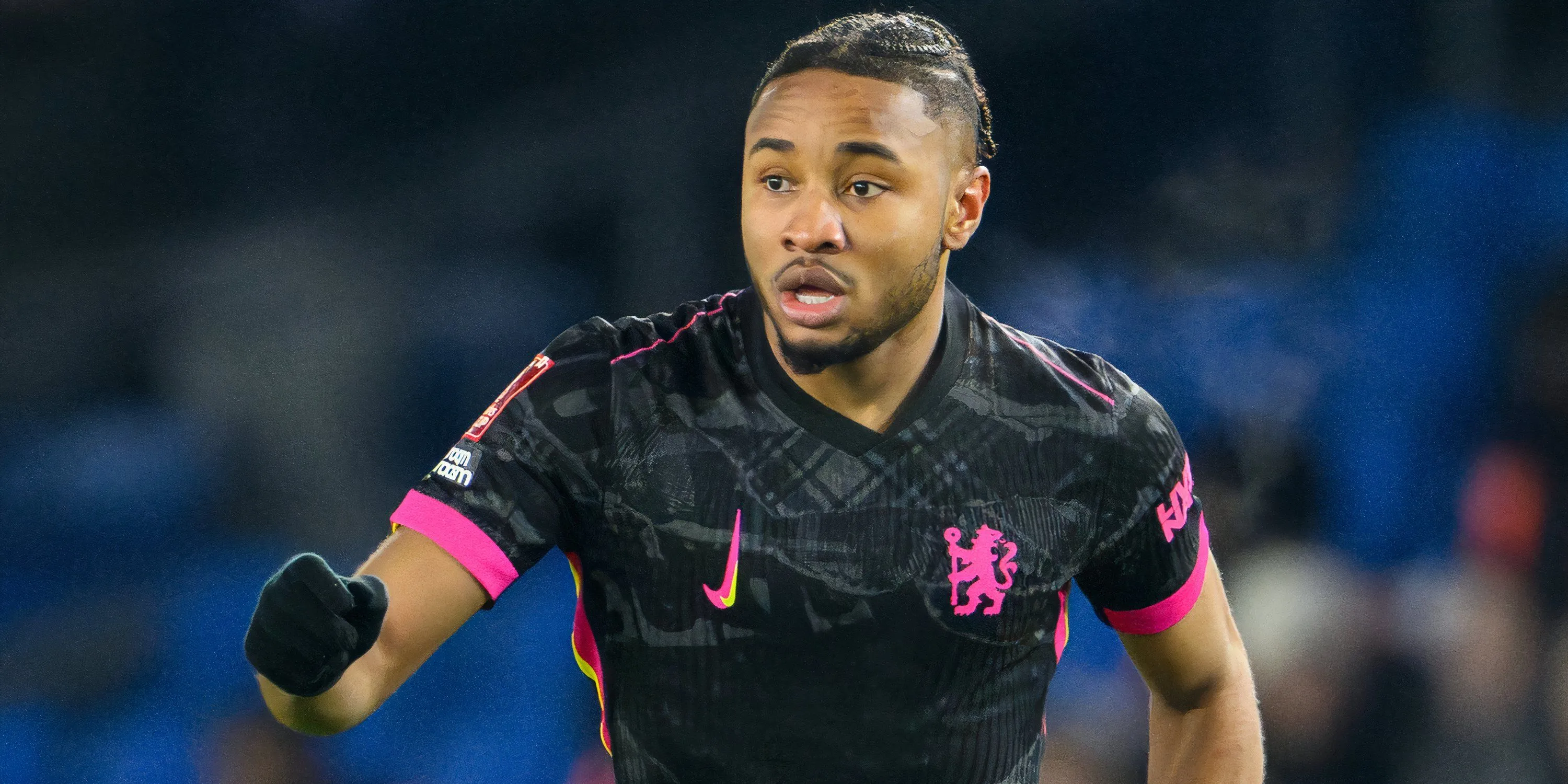 Christopher Nkunku trong màu áo Chelsea đối mặt hậu vệ đối phương