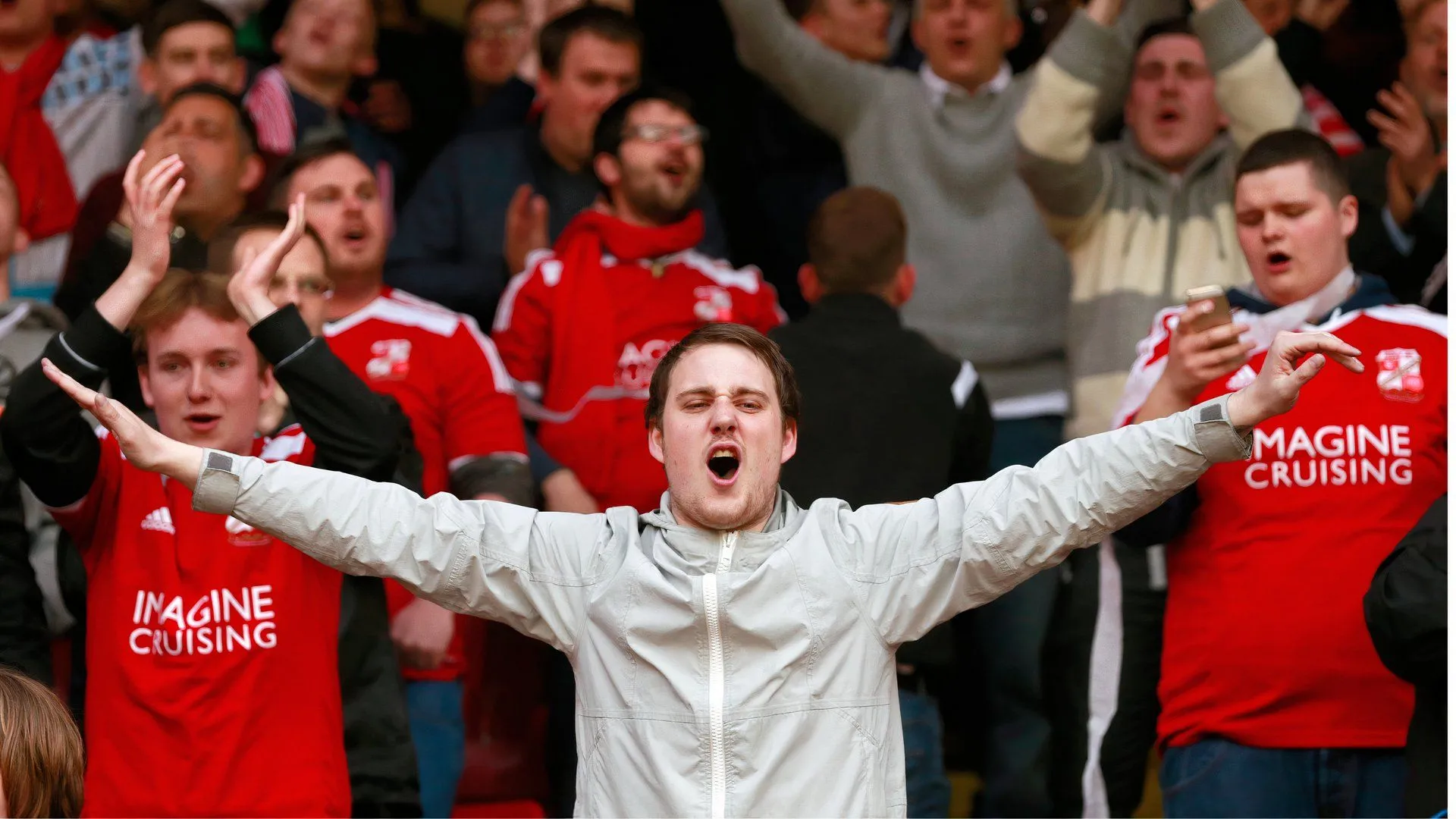 Cổ động viên Swindon Town theo dõi đội nhà thi đấu