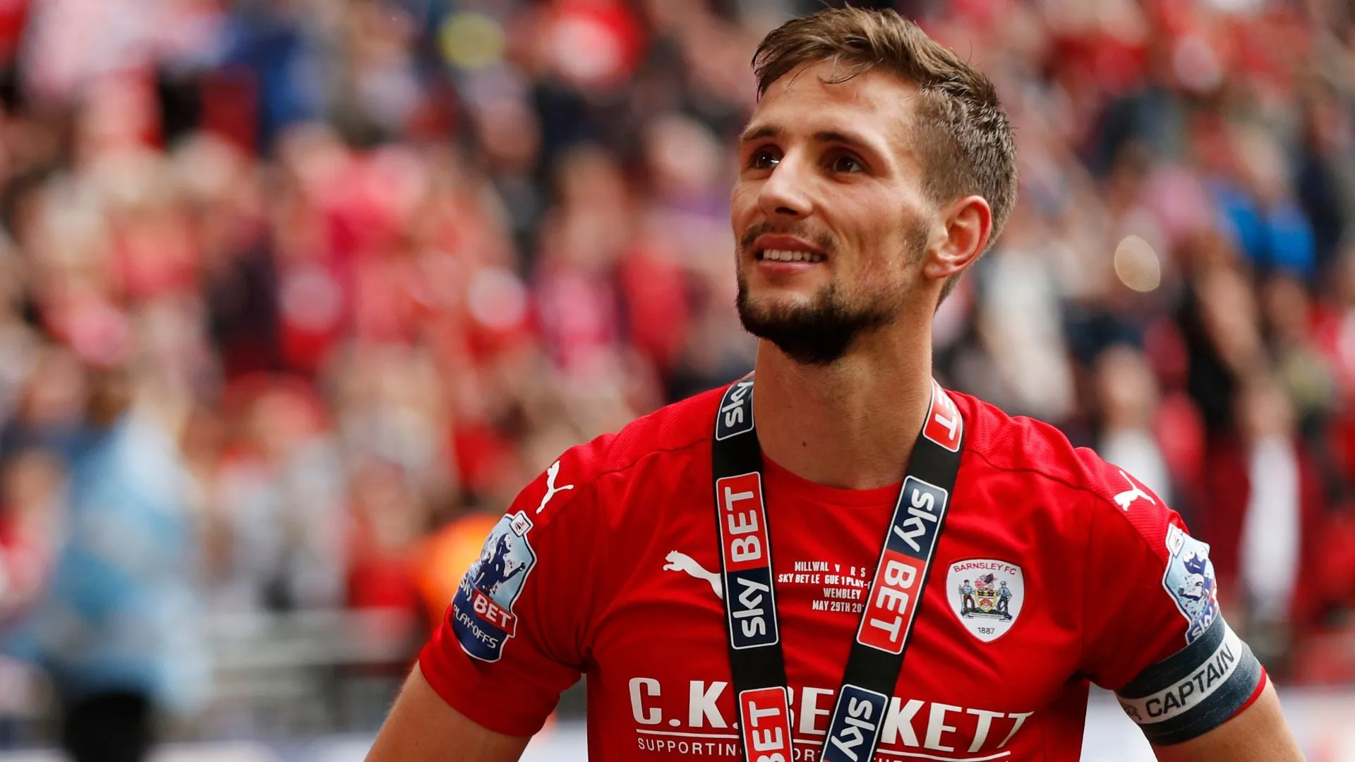 Conor Hourihane, huấn luyện viên trưởng của Barnsley, nói chuyện bên ngoài sân vận động Oakwell