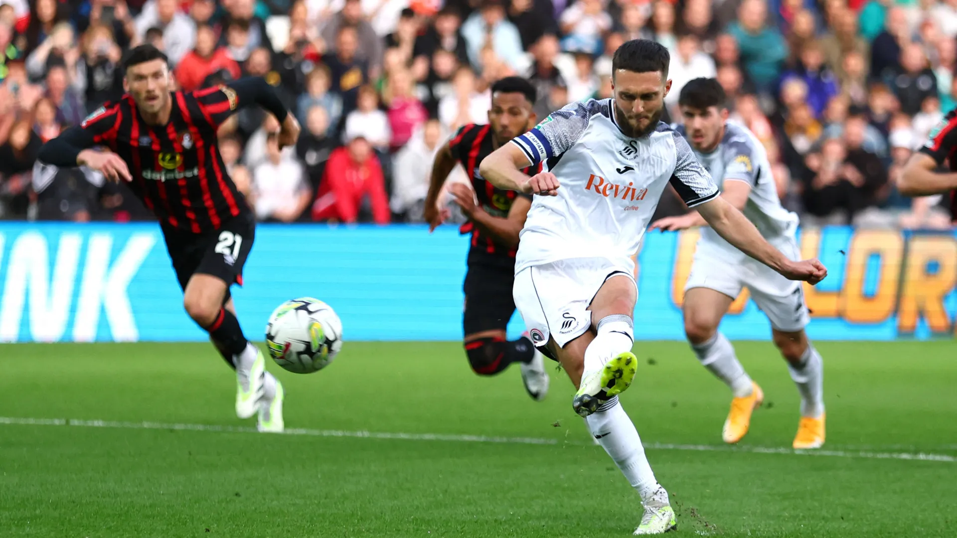Cựu đội trưởng Matt Grimes trong thời gian khoác áo Swansea City