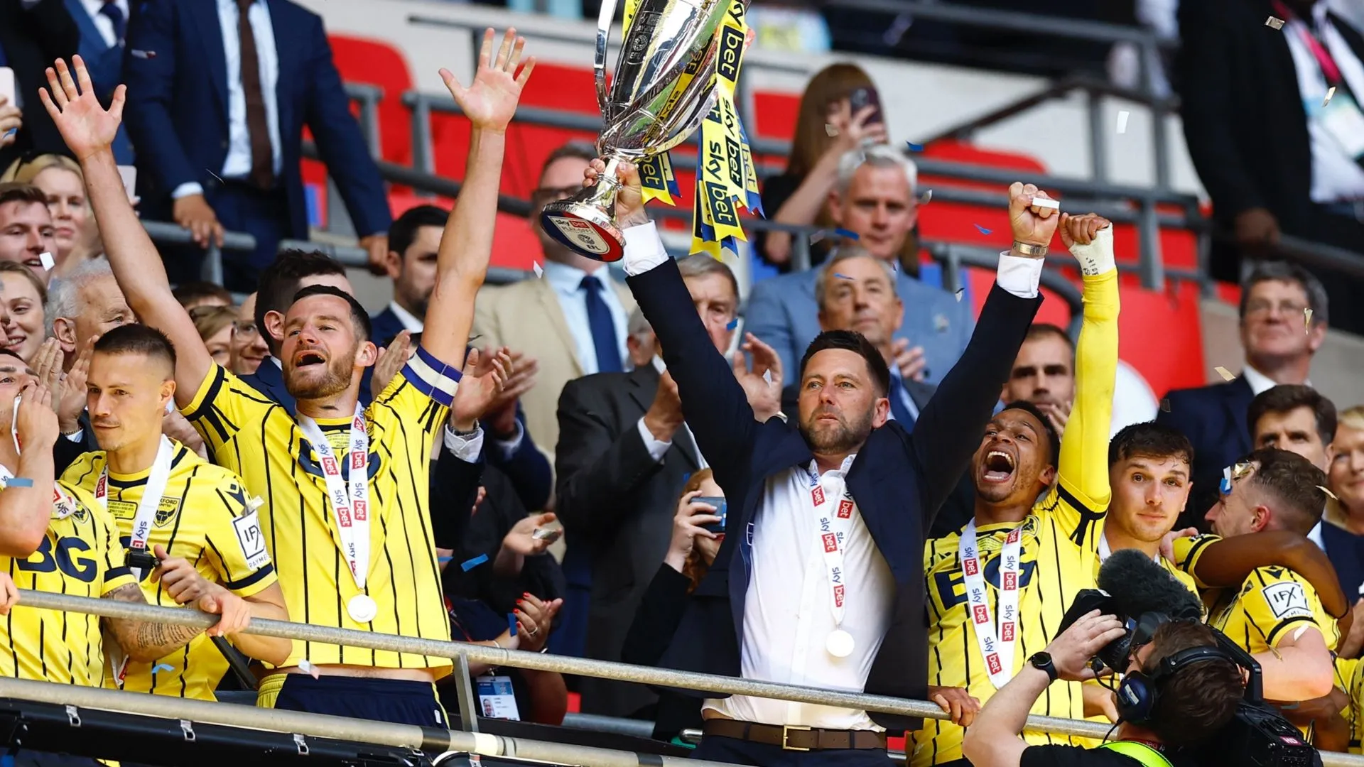 Des Buckingham chỉ đạo các cầu thủ Oxford United