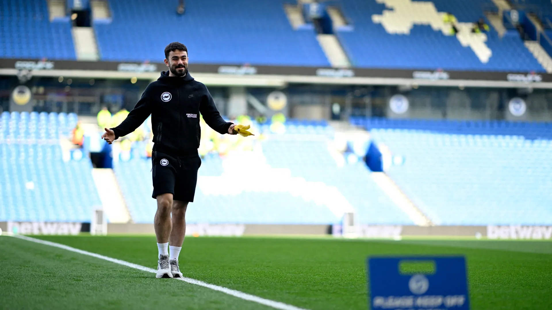 Eiran Cashin, đồng đội cũ của Tom Barkhuizen tại Derby County và hiện thi đấu cho Brighton