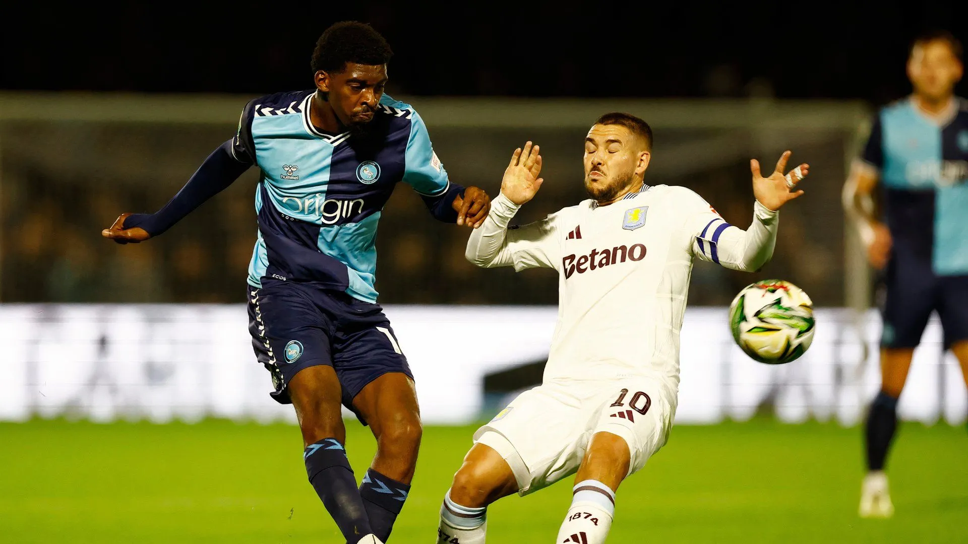 Emi Buendia trong màu áo Aston Villa, mục tiêu chuyển nhượng tiềm năng của Leeds United.