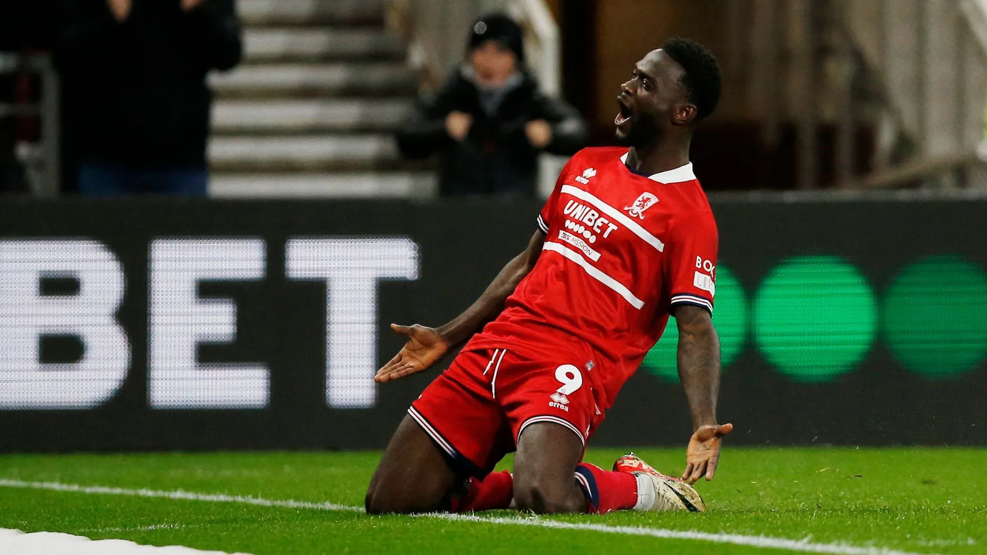 Emmanuel Latte Lath của Middlesbrough trong trận đấu với Leeds United tại Championship
