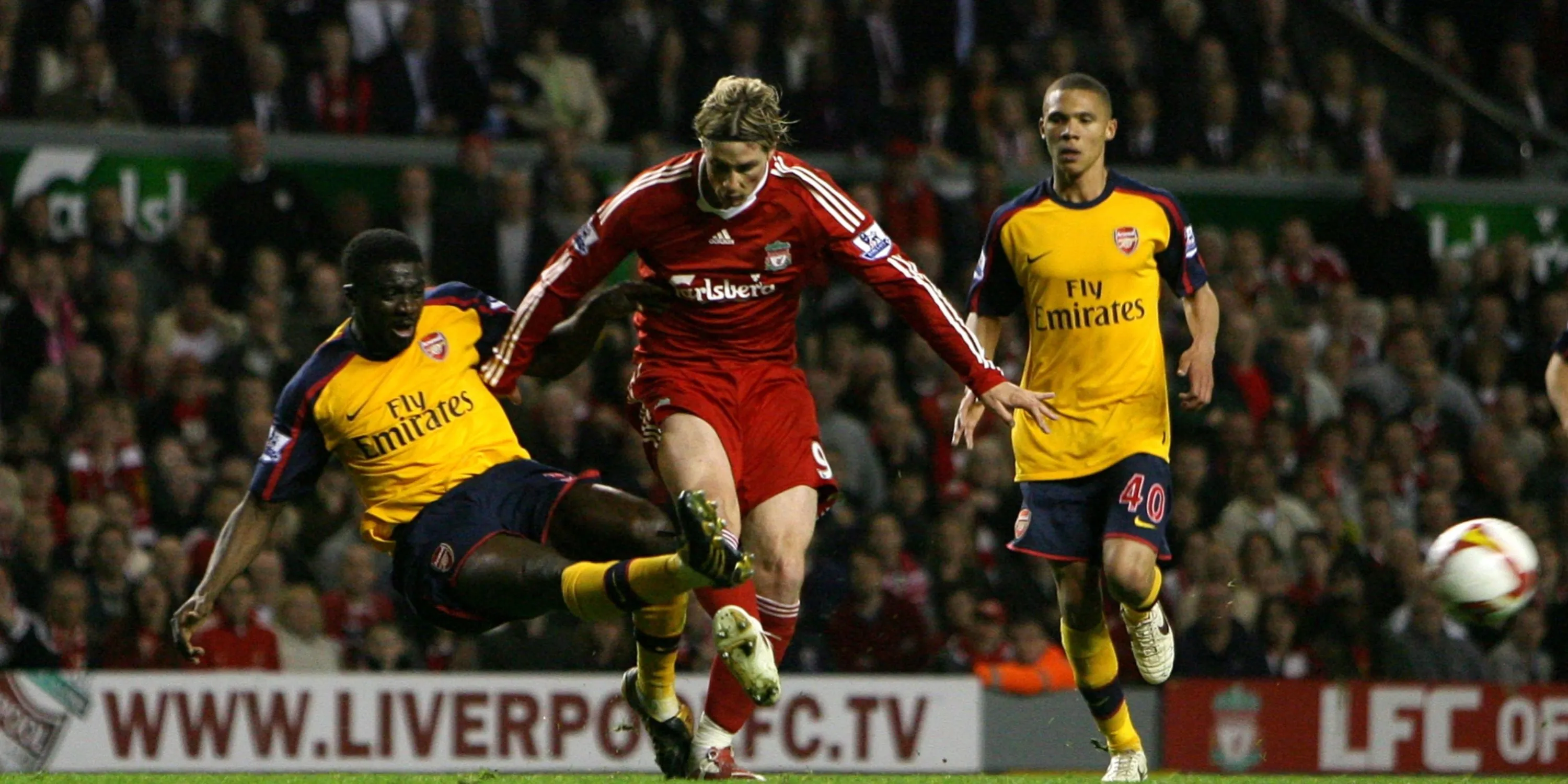 Fernando Torres (Liverpool) tranh chấp quyết liệt với Kolo Toure (Arsenal) tại Premier League