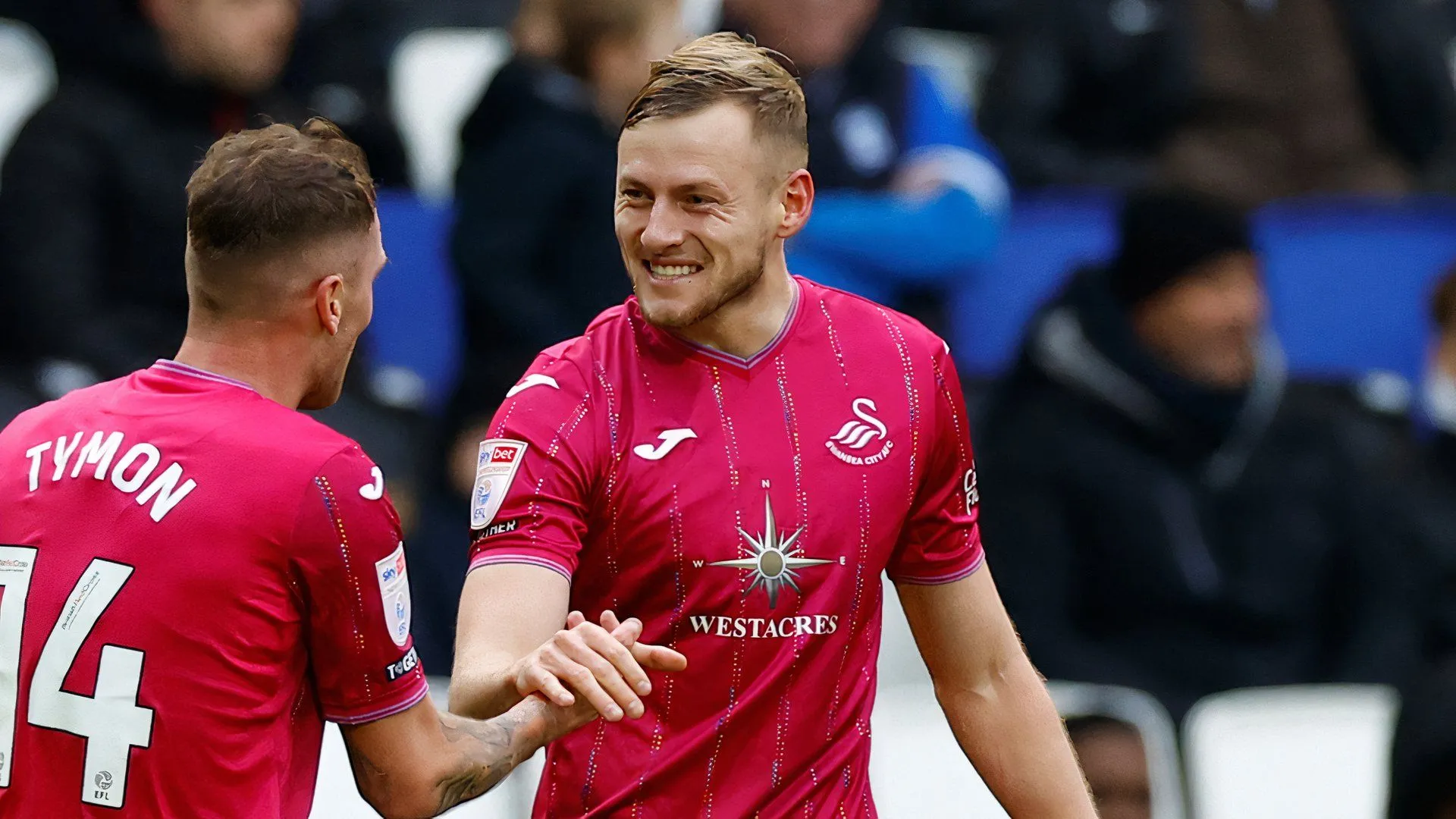 Harry Darling thi đấu ở vị trí trung vệ cho Swansea City