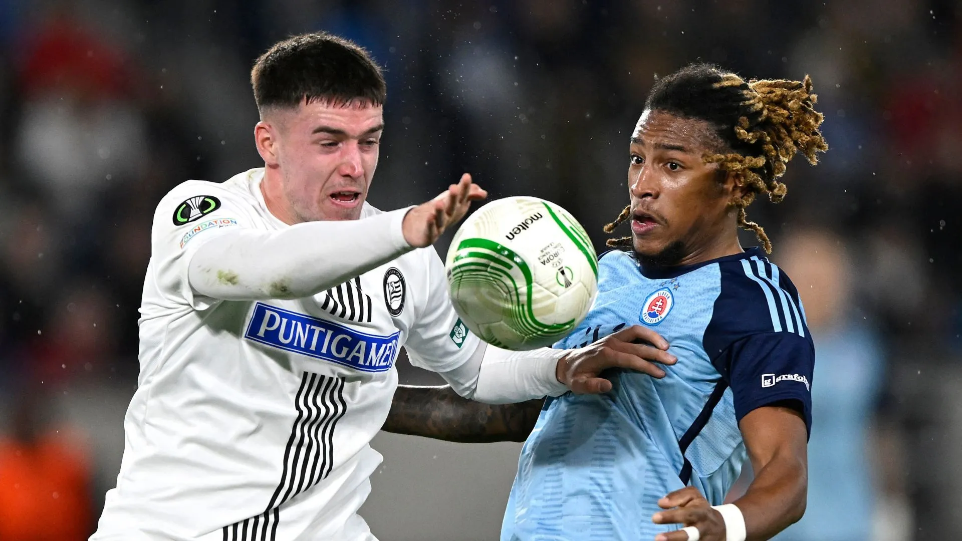 Hậu vệ Max Johnston đang chạy với bóng trong trận đấu cho Sturm Graz