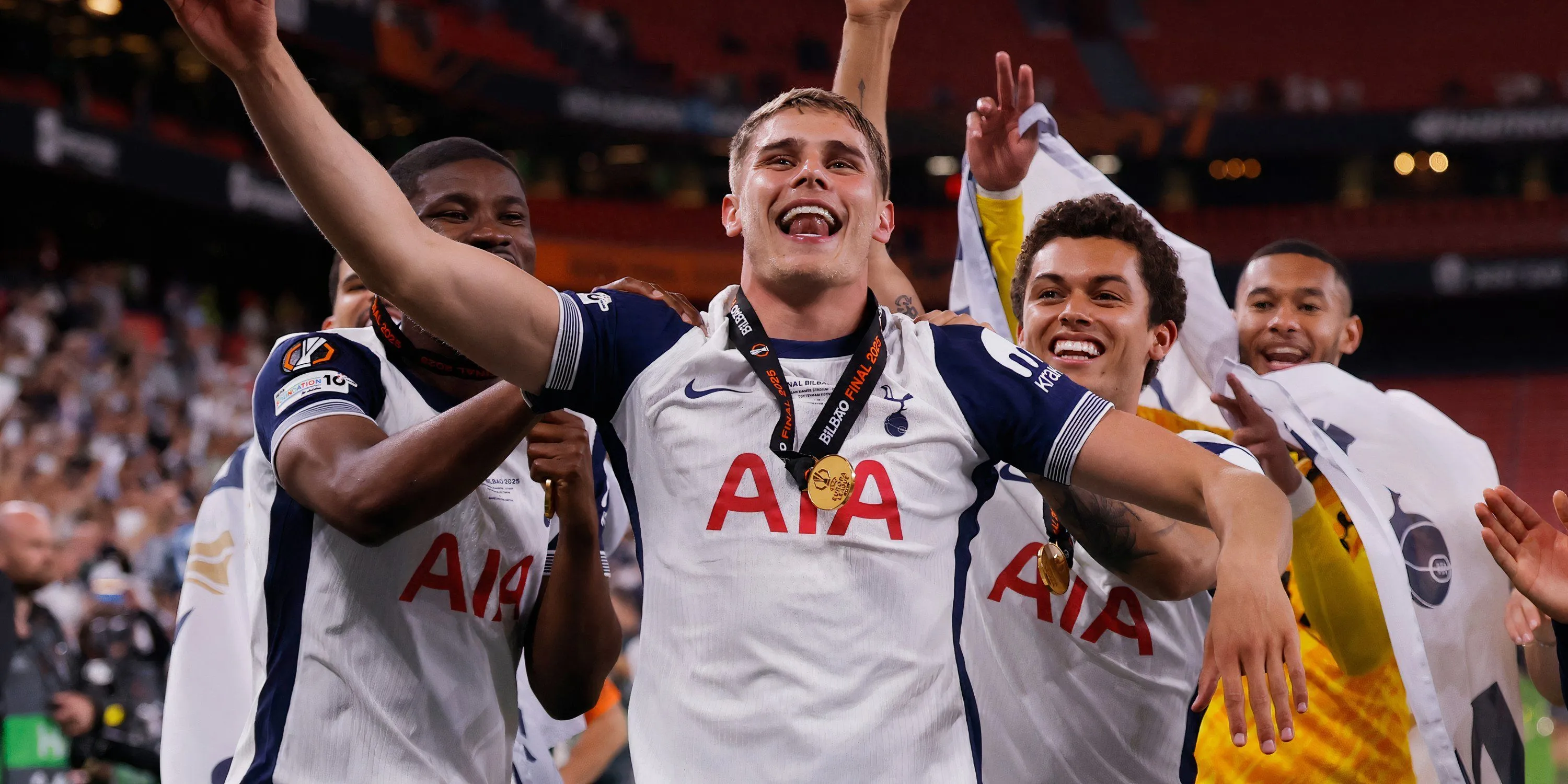 Hậu vệ Micky van de Ven của Tottenham thực hiện pha cản phá trong vòng cấm