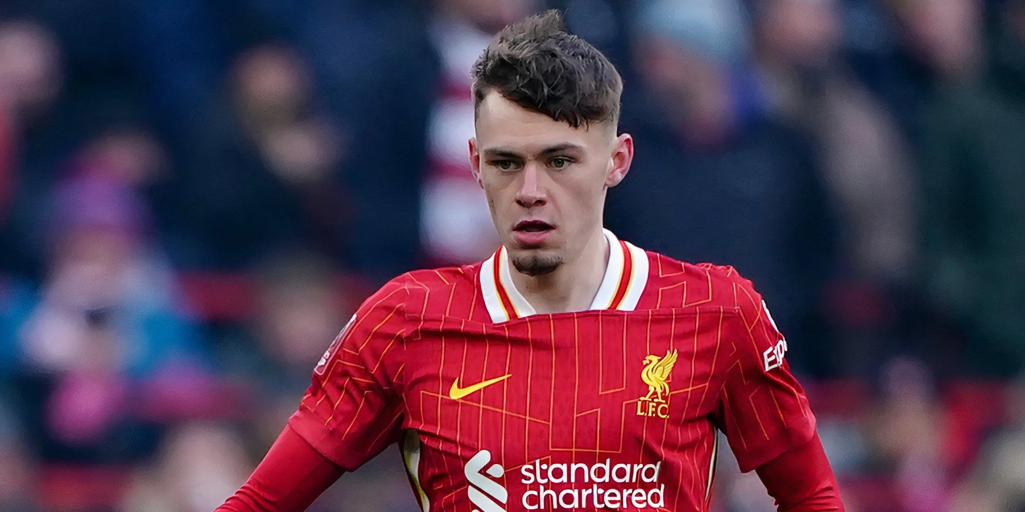 Hậu vệ phải Conor Bradley của Liverpool đi bóng trong trận gặp West Ham