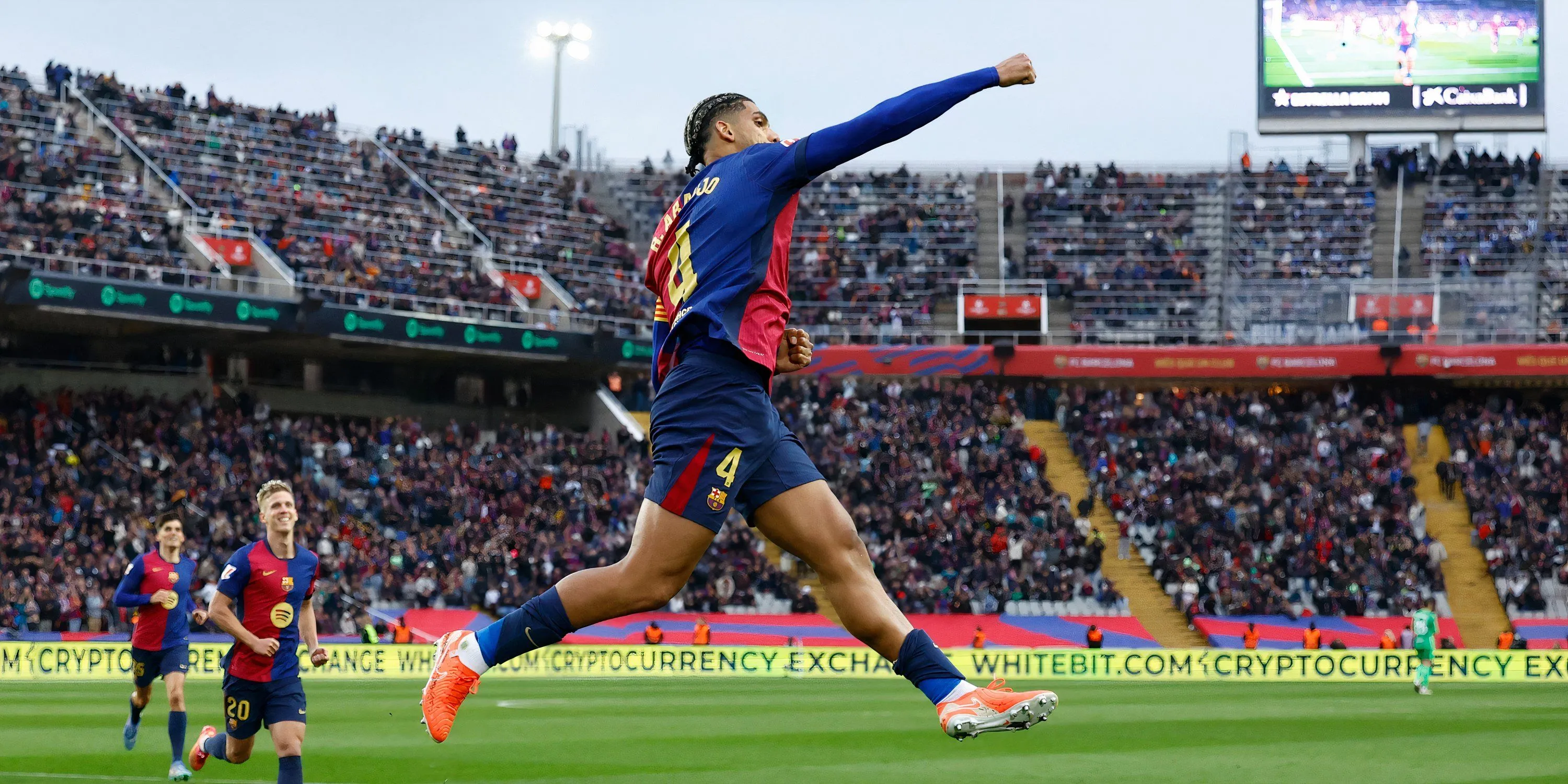 Hậu vệ Ronald Araujo của Barcelona trong một pha tranh chấp bóng quyết liệt