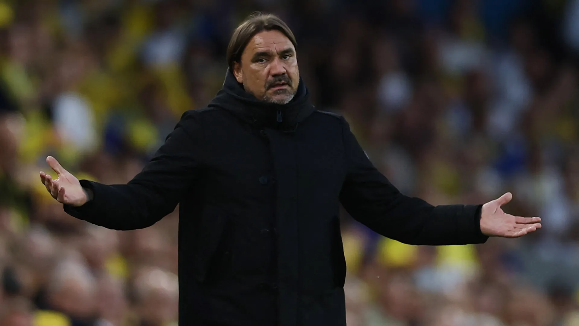 HLV Daniel Farke của Leeds United chỉ đạo bên đường biên