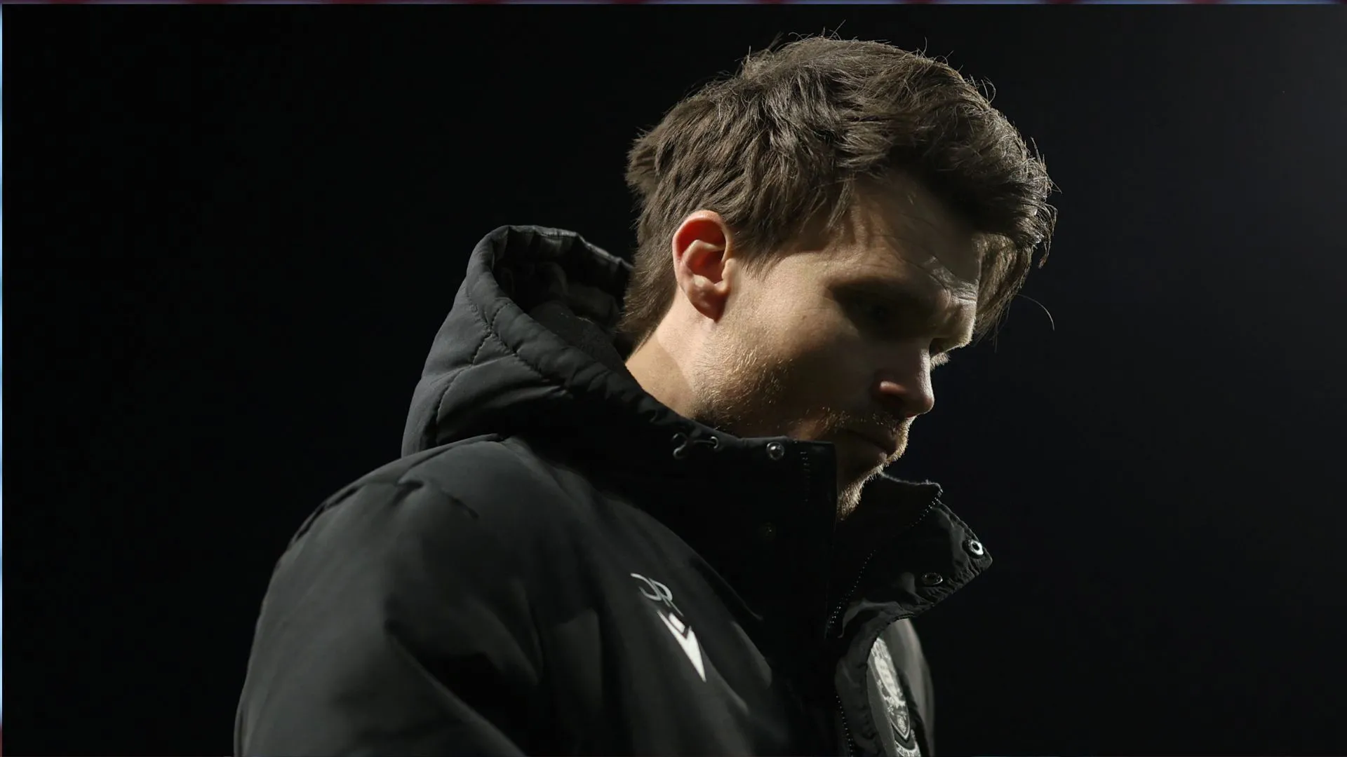 HLV Danny Rohl chỉ đạo trên sân trong màu áo Sheffield Wednesday