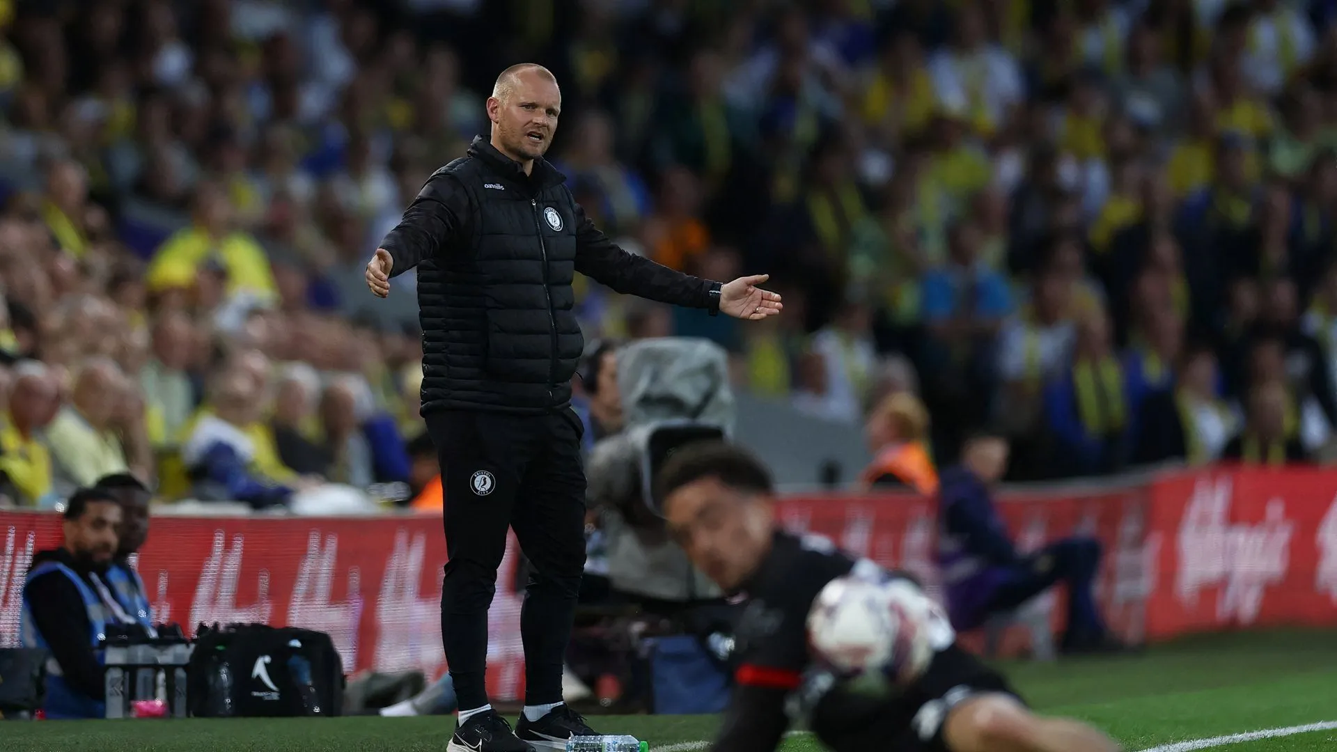 HLV Liam Manning chỉ đạo Bristol City tại sân Elland Road