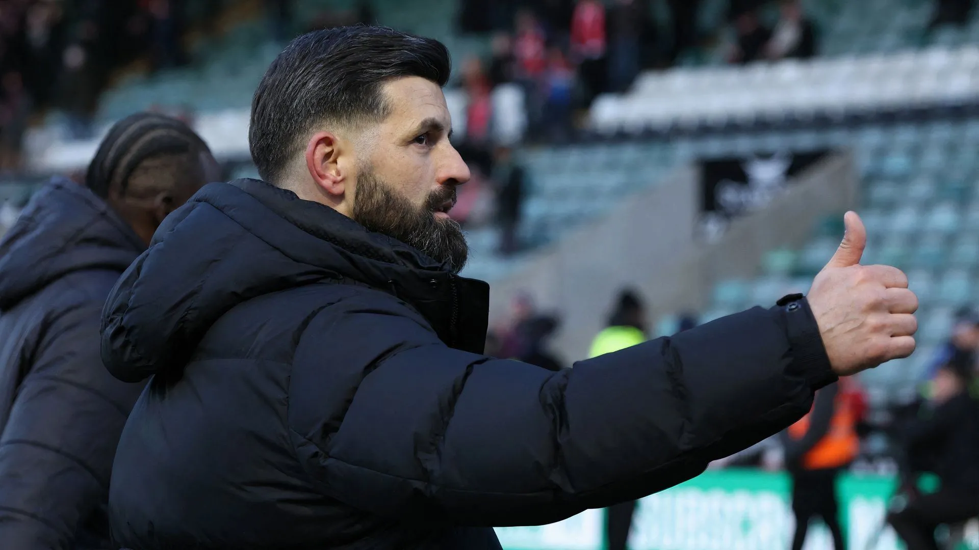HLV Miron Muslic ăn mừng chiến thắng quan trọng của Plymouth Argyle, minh chứng cho nỗ lực cải thiện đội bóng.