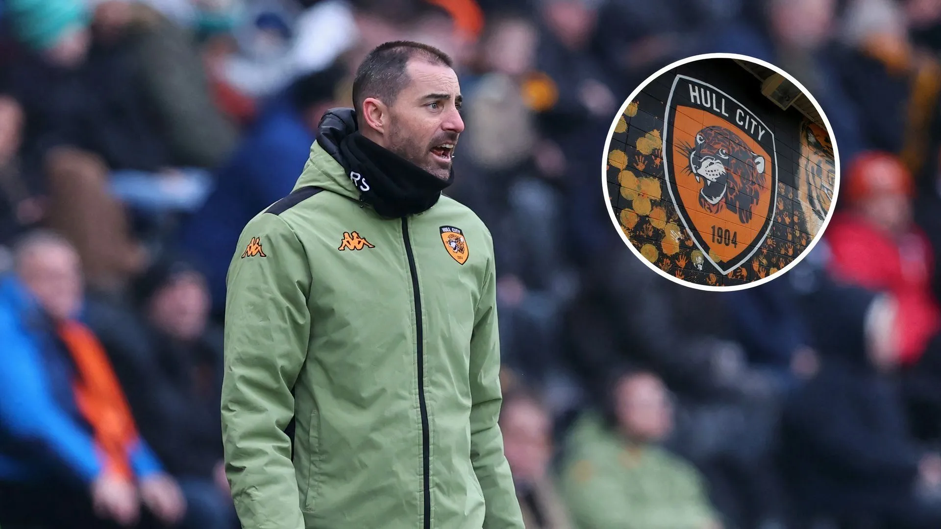 HLV Ruben Selles trên sân trong trận đấu của Hull City