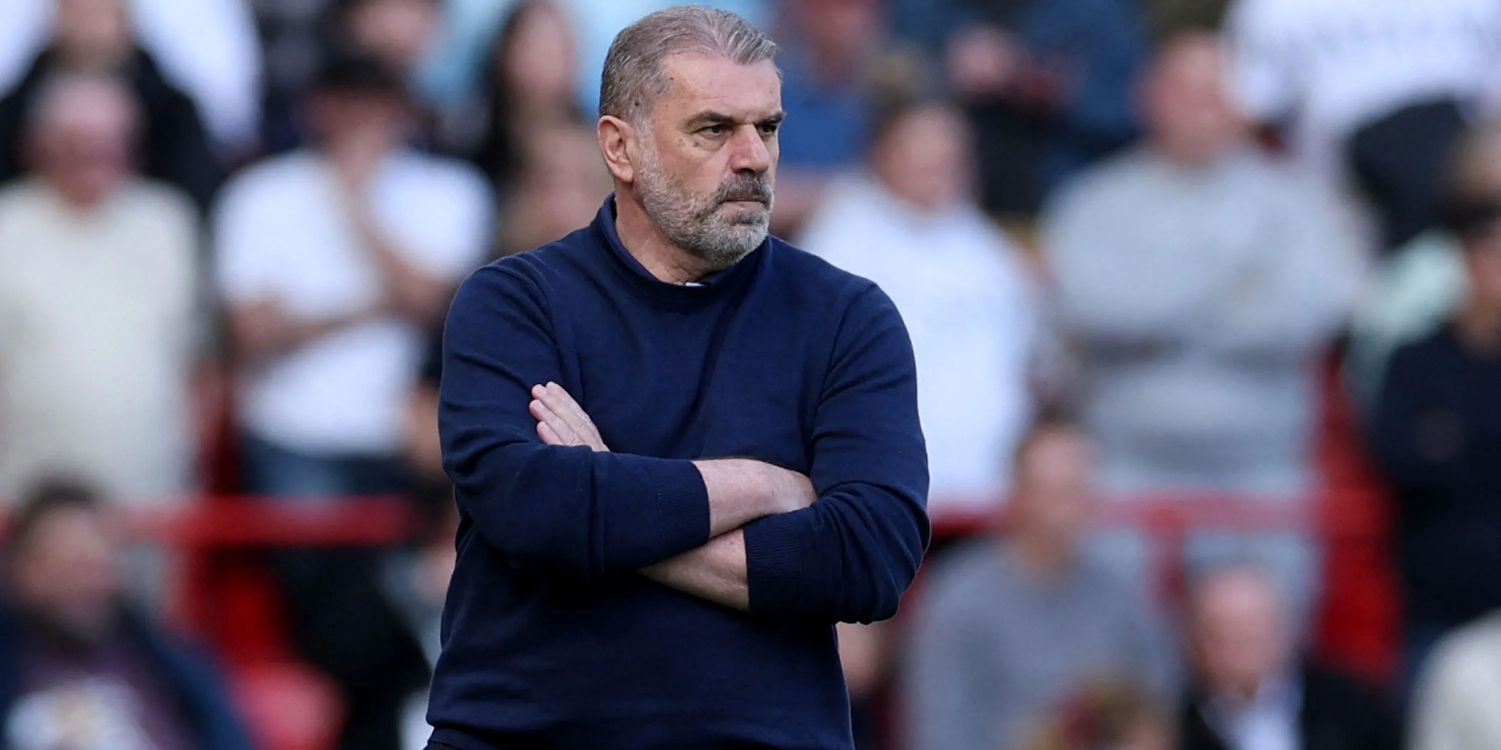 HLV Tottenham Ange Postecoglou theo dõi diễn biến trận đấu, tương lai tại Spurs không chắc chắn