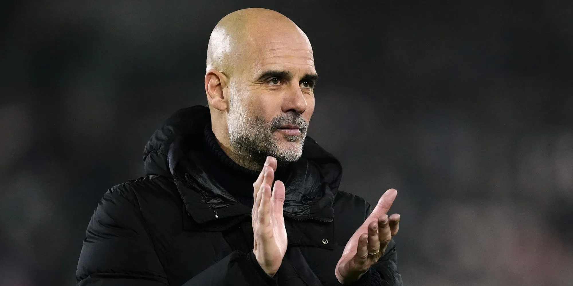 HLV trưởng Manchester City Pep Guardiola đang vỗ tay