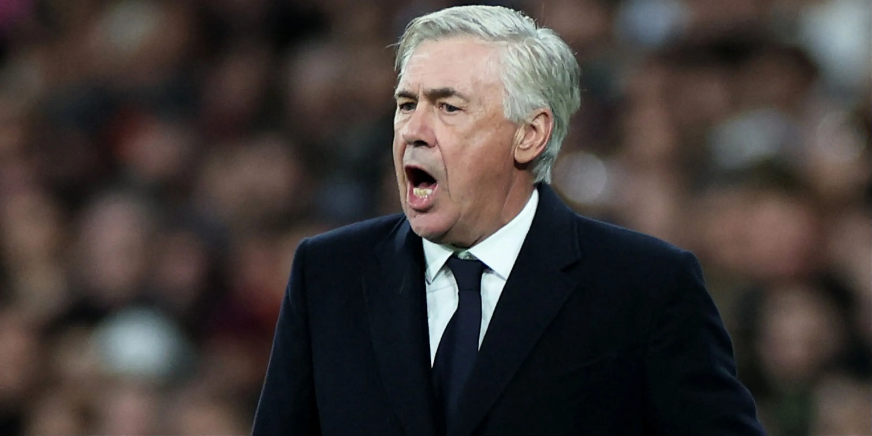 HLV trưởng Real Madrid Carlo Ancelotti đang chỉ đạo từ đường biên