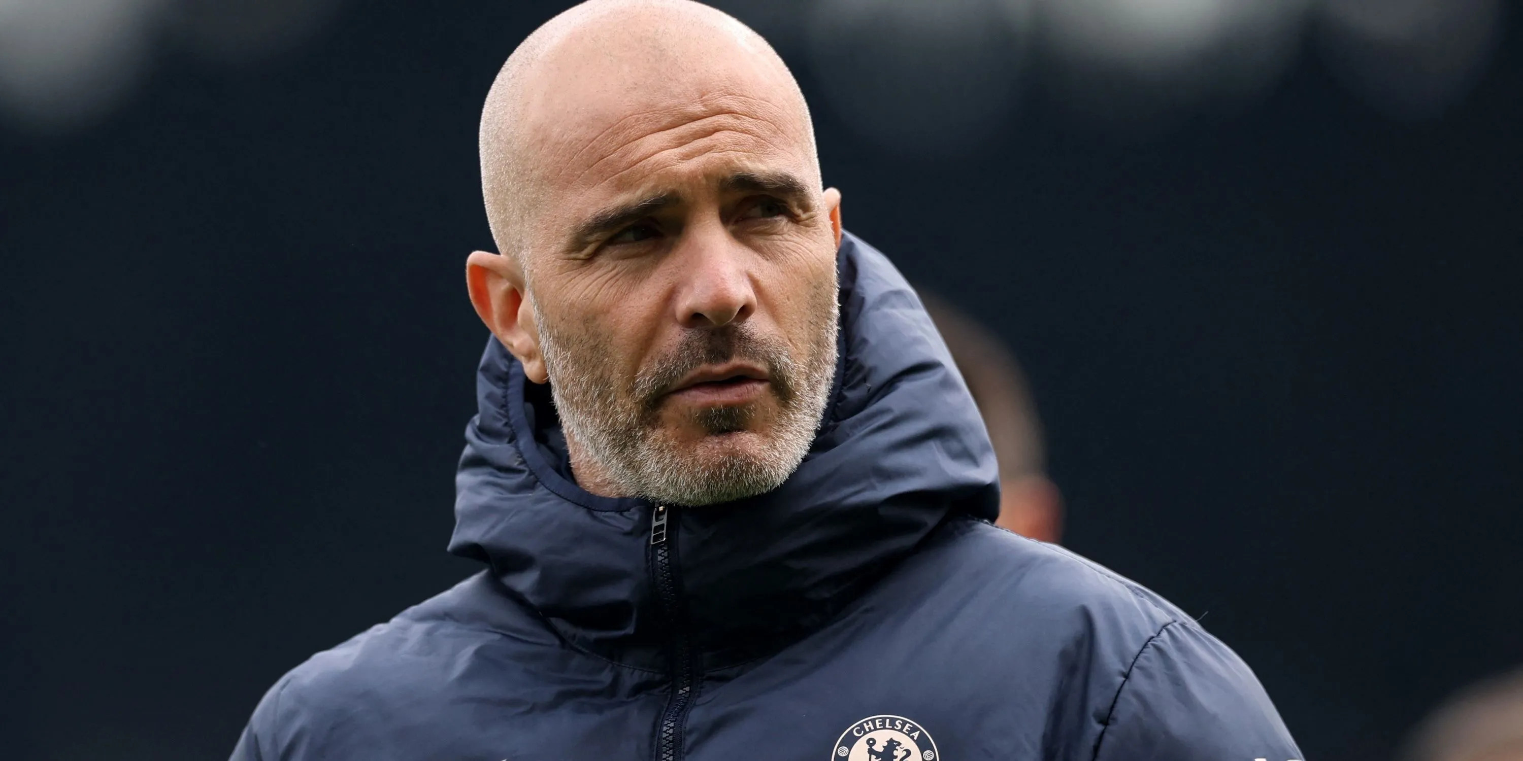 Huấn luyện viên Chelsea Enzo Maresca quan sát trước trận đấu quan trọng