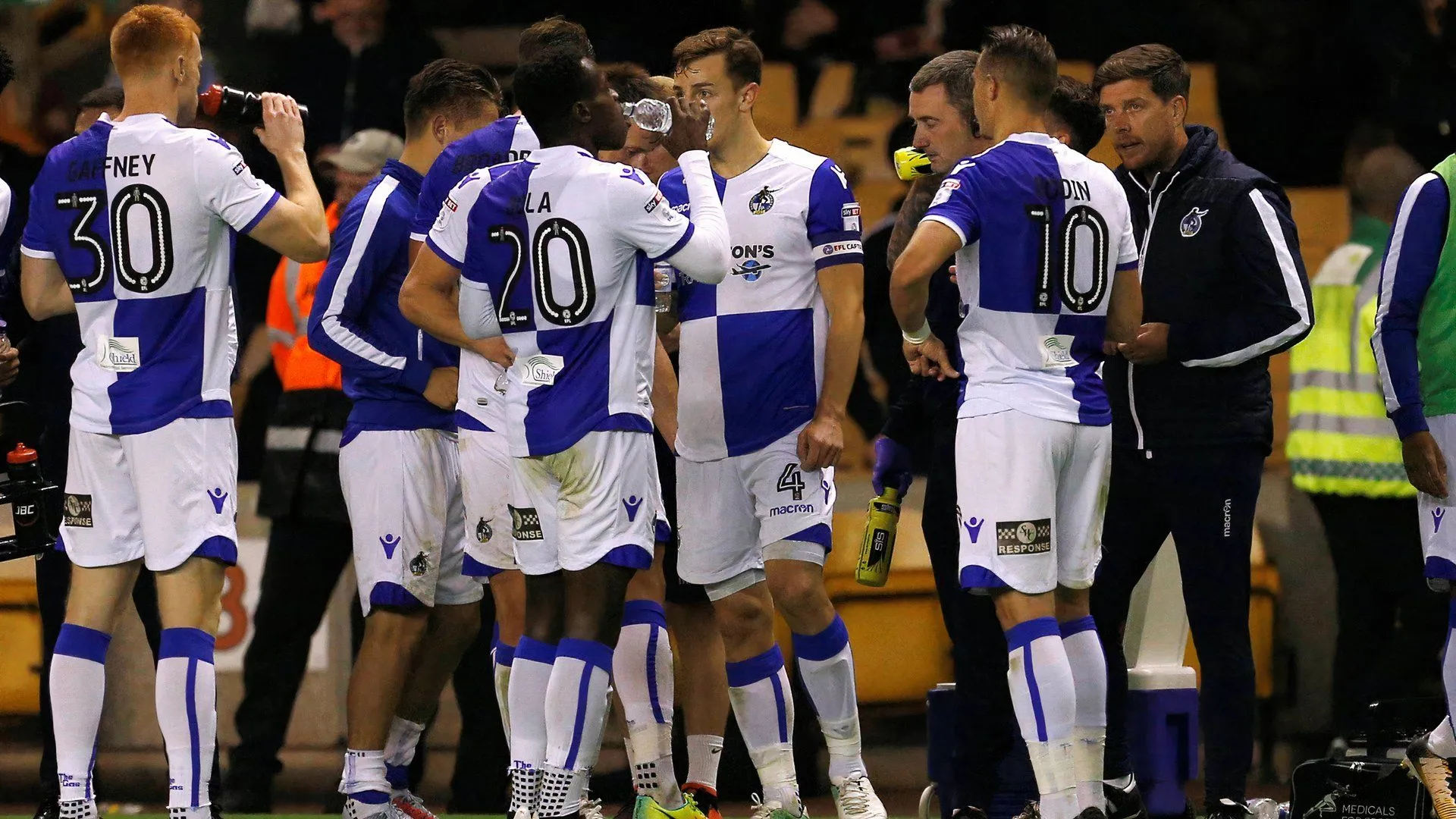 Huấn luyện viên Darrell Clarke chỉ đạo Bristol Rovers trong trận đấu trước đây